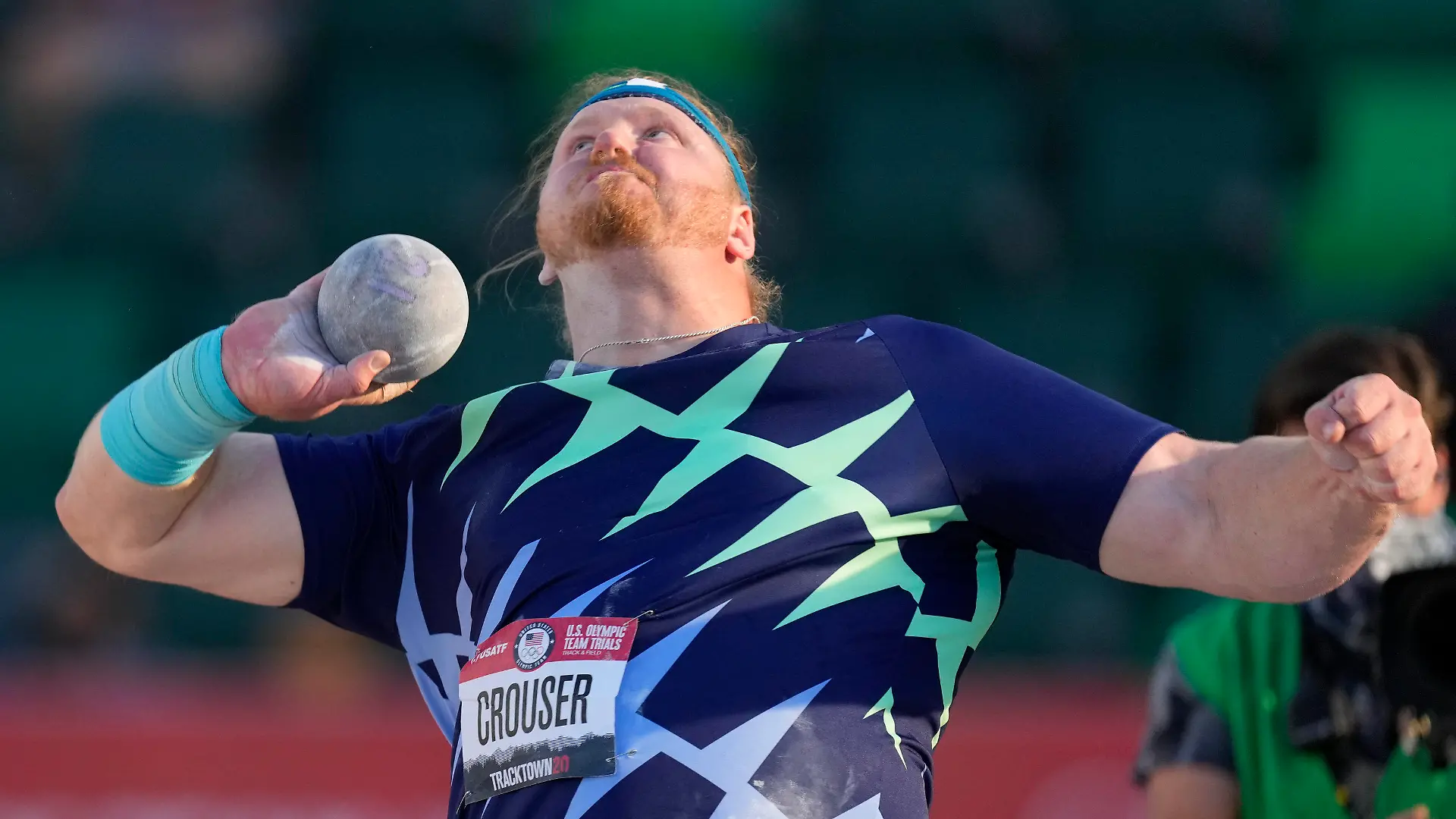 19.06.2021, USA, Eugene: Ryan Crouser, amerikanischer Leichtathlet, in Aktion. Der Amerikaner stellt einen Weltrekord im Kugelstoßen auf Foto: Charlie Riedel/AP/dpa +++ dpa-Bildfunk +++