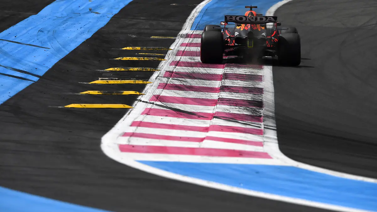 LE CASTELLET, FRANCE - JUNE 18: Max Verstappen of the Netherlands driving the (33) Red Bull Racing RB16B Honda on track during practice ahead of the F1 Grand Prix of France at Circuit Paul Ricard on June 18, 2021 in Le Castellet, France. (Photo by Rudy Carezzevoli/Getty Images)
