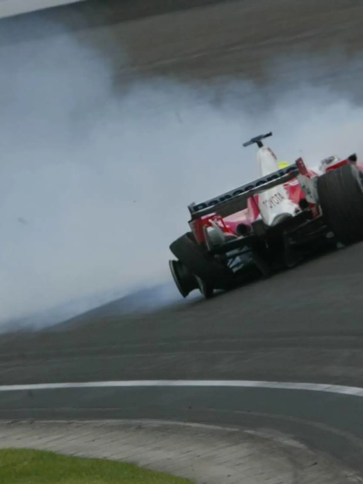 17.06.2005 Indianapolis, USA, 
Ralf Schumacher, GER, Panasonic Toyota Racing, TF105, Action, Track crashed at the last corner - June, Formula 1 World Championship, Rd 9, American Grand Prix, Indianapolis, USA, Practice - www.xpb.cc, EMail: info@xpb.cc - copy of publication required for printed pictures. Every used picture is fee-liable. © Copyright: Photo4 / xpb.cc - LEGAL NOTICE: THIS PICTURE IS NOT FOR ITALY AND GREECE PRINT USE, KEINE PRINT BILDNUTZUNG IN ITALIEN UND GRIECHENLAND!