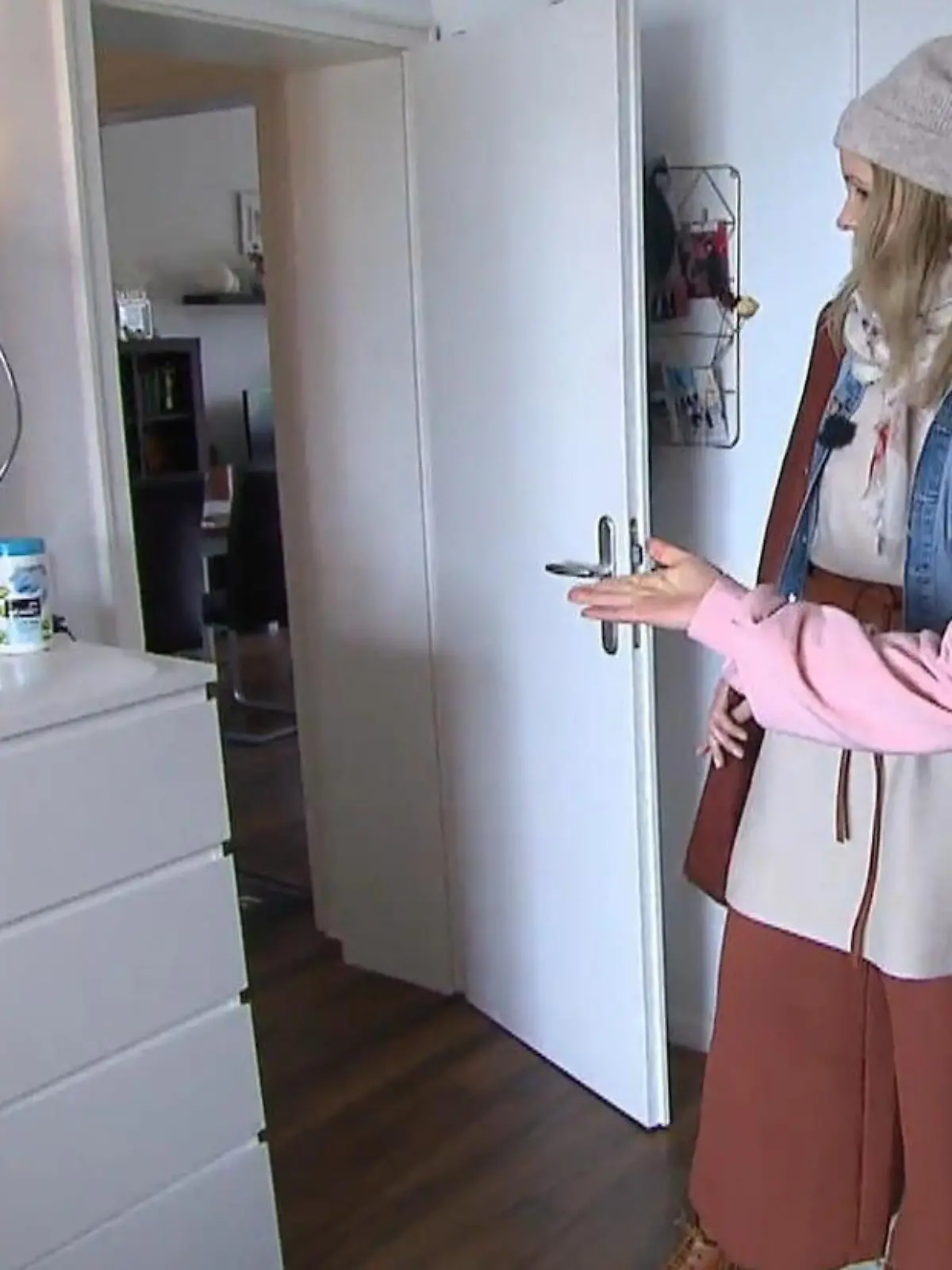 Hilferuf für ein Kinderzimmer-Umstyling in ein altersgerechtes Teenagerzimmer einer 14 Jährigen. Mit der Hilfe von einem Expertenteam wird das Mädchen von ihrer Mutter überrascht.