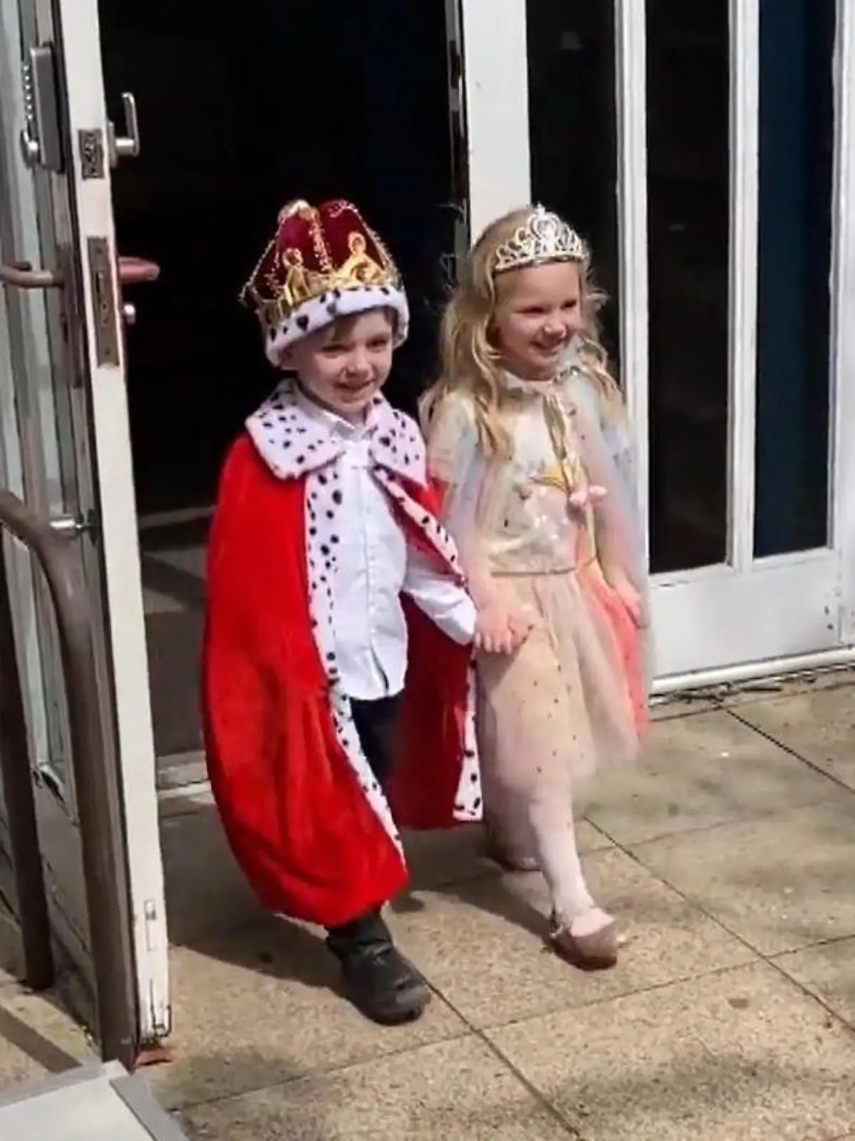 Großbritannien hat einen neuen König - und sogar die ganz Kleinen feiern mit! Eine englische Grundschule hat mit ihren Kindern eine Art Mini-Krönung nachgestellt - inklusive Doubles von König Charles und seiner Königin Camilla.