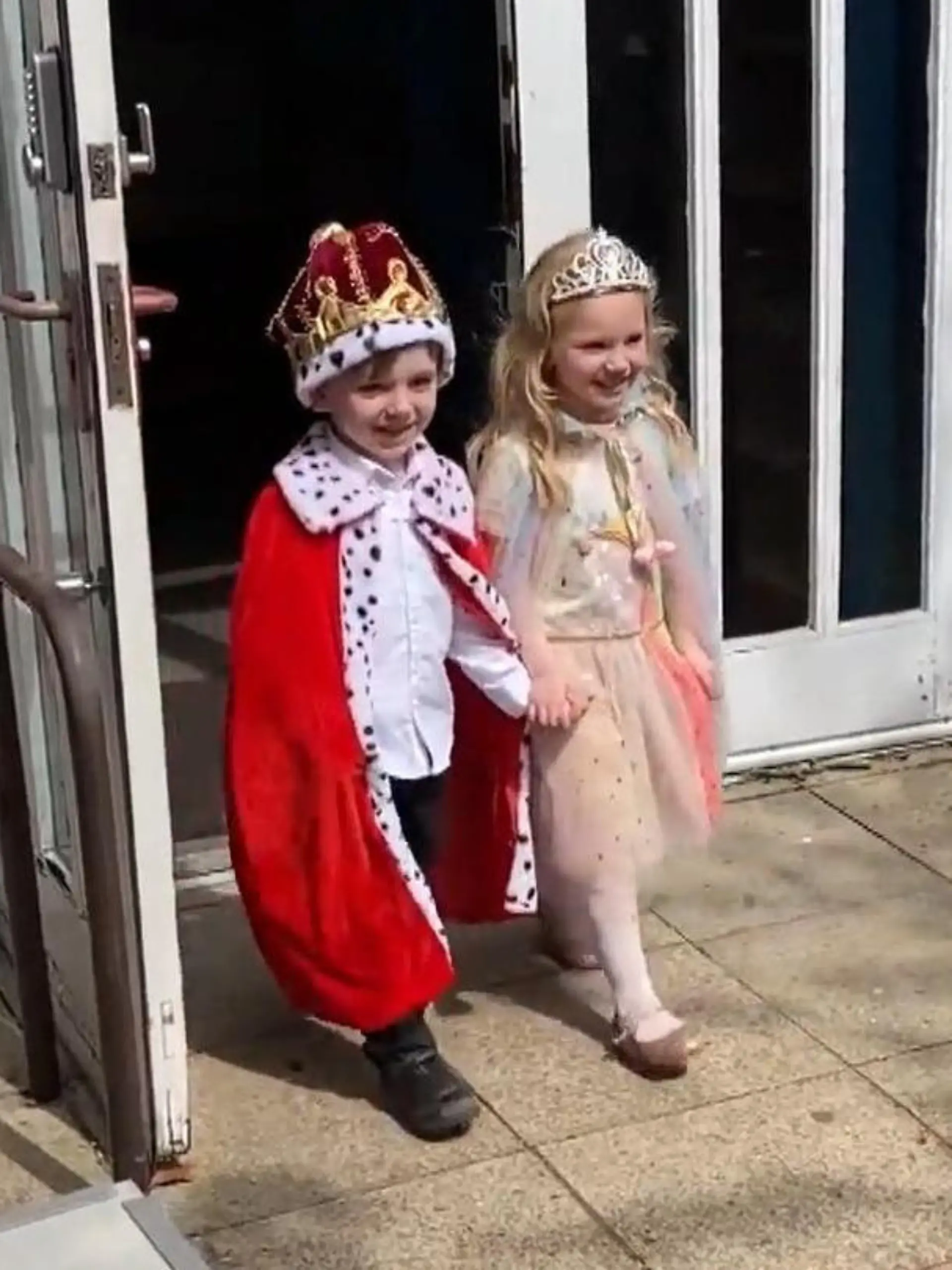 Großbritannien hat einen neuen König - und sogar die ganz Kleinen feiern mit! Eine englische Grundschule hat mit ihren Kindern eine Art Mini-Krönung nachgestellt - inklusive Doubles von König Charles und seiner Königin Camilla.