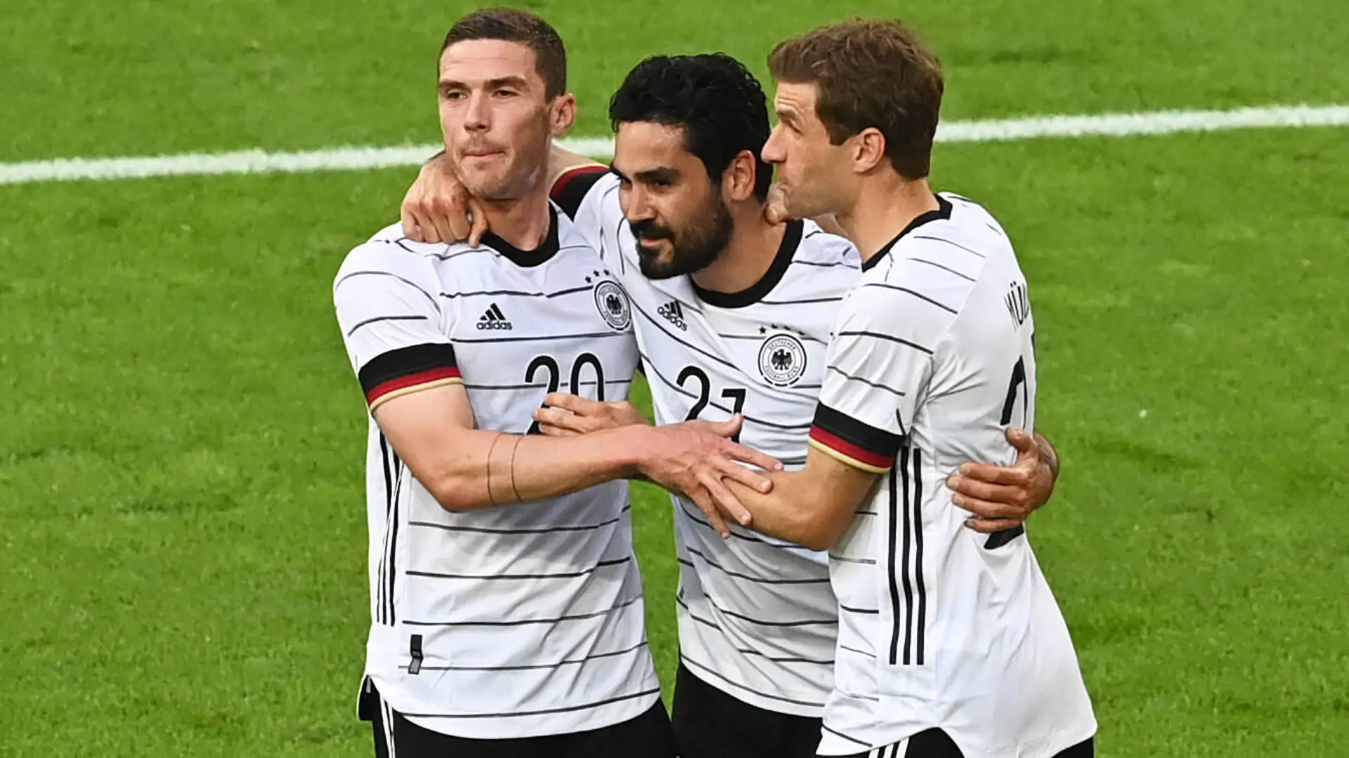 Fussball, Herren, Saison 2020/21,Test-Länderspiel in Düsseldorf, Deutschland - Lettland, v. l. Robin Gosens Deutschland, Ilkay Gündogan Deutschland, Thomas Müller Deutschland, Jubel nach Tor zum 2:0, 07.06. 2021, *** Football, men, season 2020 21,Test international match in Düsseldorf, Germany Latvia, v l Robin Gosens Germany , Ilkay Gündogan Germany , Thomas Müller Germany , cheering after goal to 2 0, 07 06 2021, Copyright: xMatthiasxKochx