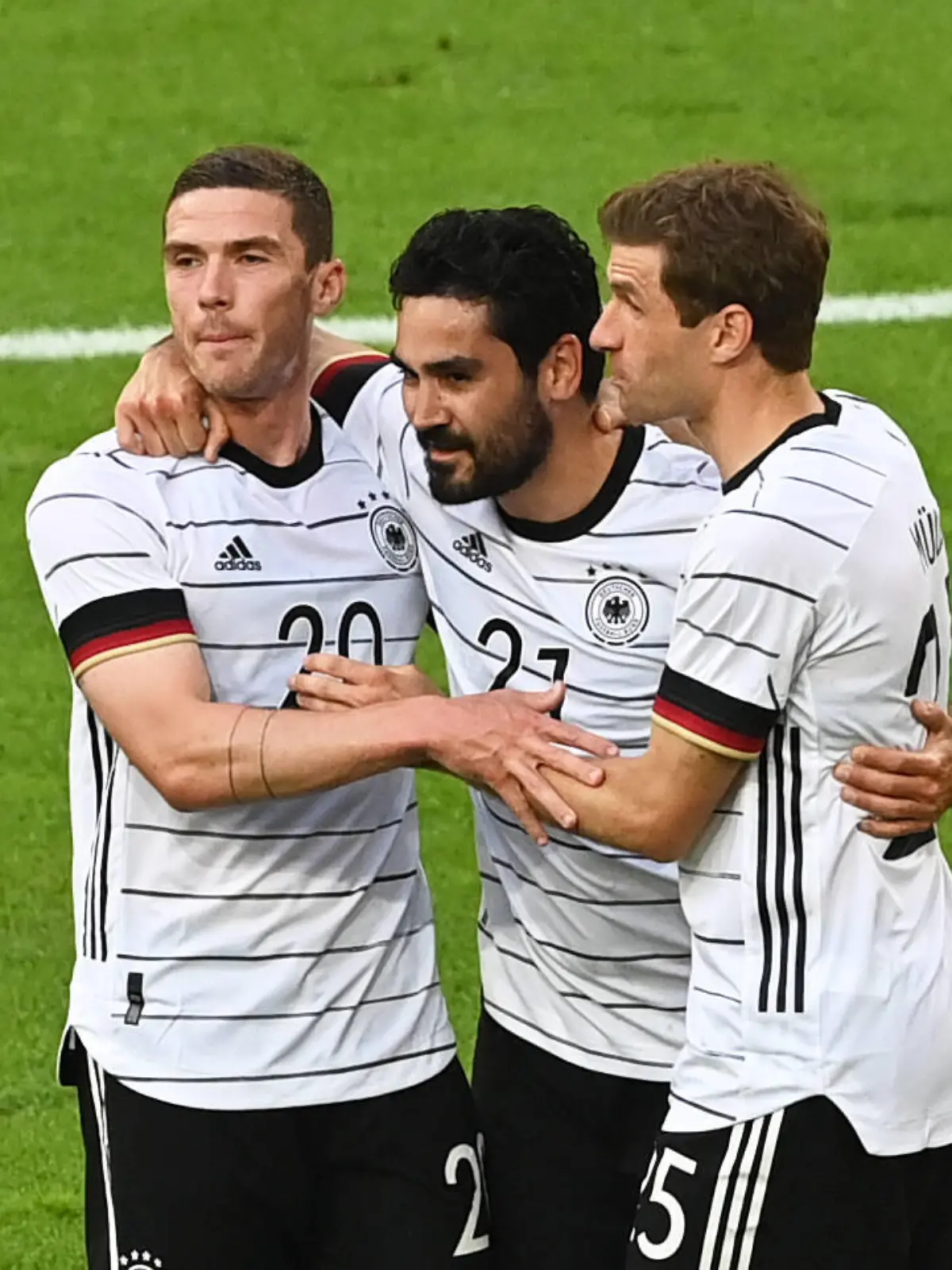 Fussball, Herren, Saison 2020/21,Test-Länderspiel in Düsseldorf, Deutschland - Lettland, v. l. Robin Gosens Deutschland, Ilkay Gündogan Deutschland, Thomas Müller Deutschland, Jubel nach Tor zum 2:0, 07.06. 2021, *** Football, men, season 2020 21,Test international match in Düsseldorf, Germany Latvia, v l Robin Gosens Germany , Ilkay Gündogan Germany , Thomas Müller Germany , cheering after goal to 2 0, 07 06 2021, Copyright: xMatthiasxKochx 