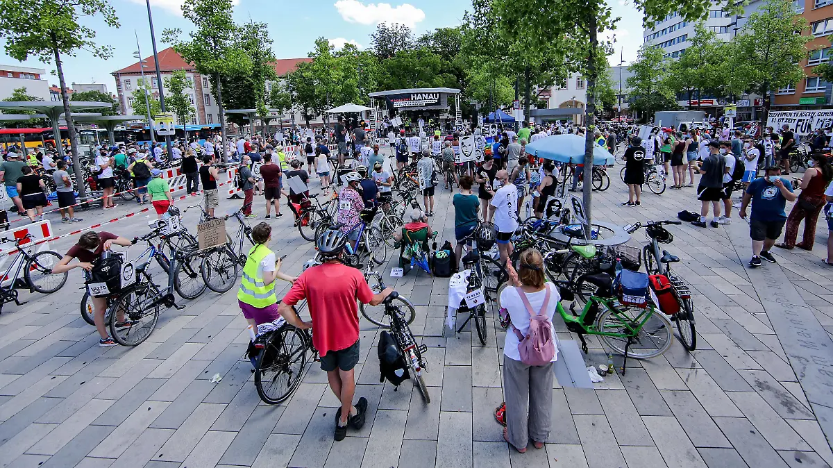  19.06.2021, xpsx, Lokal Hanau Sternfahrt zum Gedenken an die Hanauer Anschlagsopfer v.l. Fahrrad Anschlag Hanau Opfer, Radfahren, 19.02.2020, say their names, Hanau Hessen Deutschland DEU *** 19 06 2021, xpsx, local Hanau rally to commemorate Hanau attack victims v l bicycle attack Hanau victims, cycling, 19 02 2020, say their names, Hanau Hesse Germany DEU