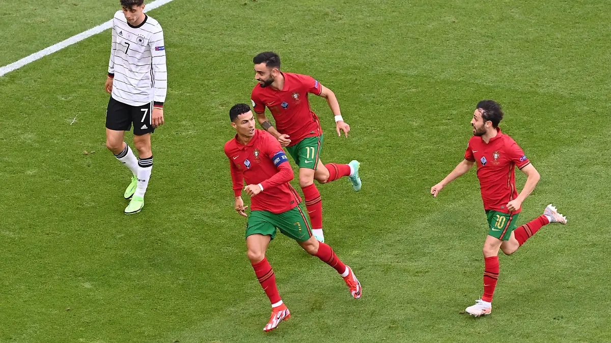 Fussball, Herren, Saison 2020/21, Euro 2020, Gruppe F 2. Spieltag in München, Portugal - Deutschland, v. l. Christiano Ronaldo Portugal, Bruno Fernandes Portugal, Bernardo Silva Portugal, Jubel nach Tor zum 1:0, links Kai Havertz Deutschland, 19.06. 2021, *** Football, men, 2020 21 season, Euro 2020, Group F 2 matchday in Munich, Portugal Germany, f l Christiano Ronaldo Portugal , Bruno Fernandes Portugal , Bernardo Silva Portugal , cheering after scoring 1 0, left Kai Havertz Germany , 19 06 2021, Copyright: xMatthiasxKochx 