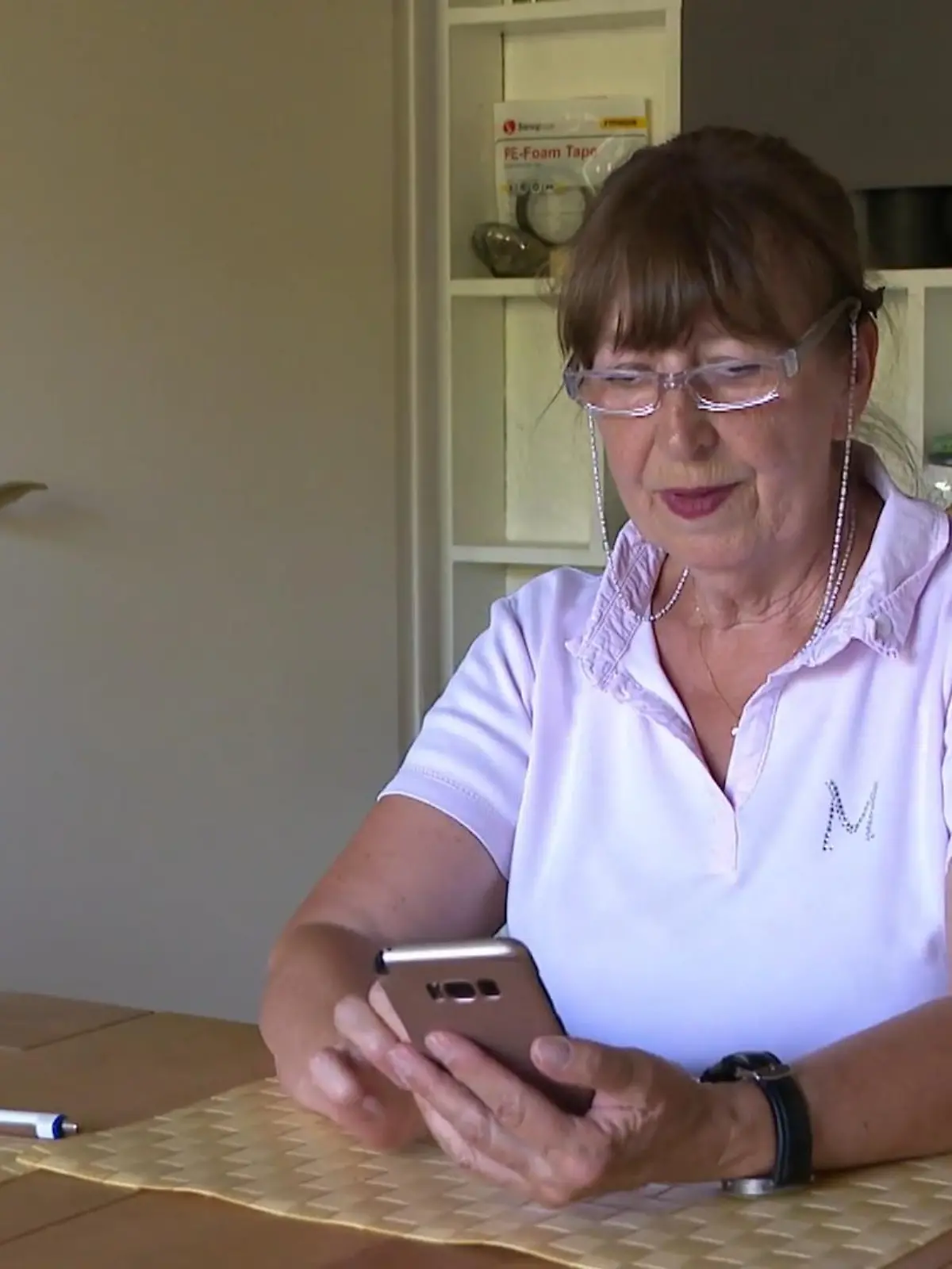 „Hallo Mama. Mein Handy ist kaputt gegangen. Das ist meine neue Nummer“ – Nachrichten wie diese wurden bislang sicher hundertfach in Deutschland verschickt, auf den ersten Blick nichts Ungewöhnliches. Doch genau das machen sich jetzt offenbar Betrüger zunutze.
