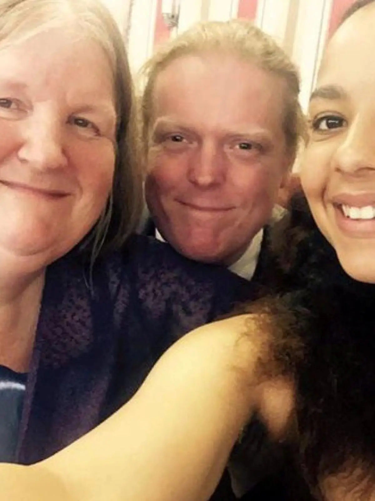 SONDERKONDITIONEN: Satzpreis!
Sue and Jason Kelk on their wedding day with her daughter, Claire Griffin. See SWNS story SWLEwalks An incredible video shows the ?miraculous? moment a 49-year-old man thought to be one of the UK?s longest-fighting Covid patients walked for the first time since last MARCH. . Jason Kelk has been bravely fighting the effects of ?long Covid? after the virus ravaged his lungs and kidneys and left him unable to walk on his own in March last year. His wife Sue Kelk, 63, said she felt like she was ?10 foot tall? and was so proud of him when he walked for the first time on Wednesday (Feb 3) since being admitted to hospital. In the emotionally charged video, Jason can be seen taking his first tentative steps along the intensive care ward, flanked by some of the hospital staff who have been supporting him during this long road to recovery.
