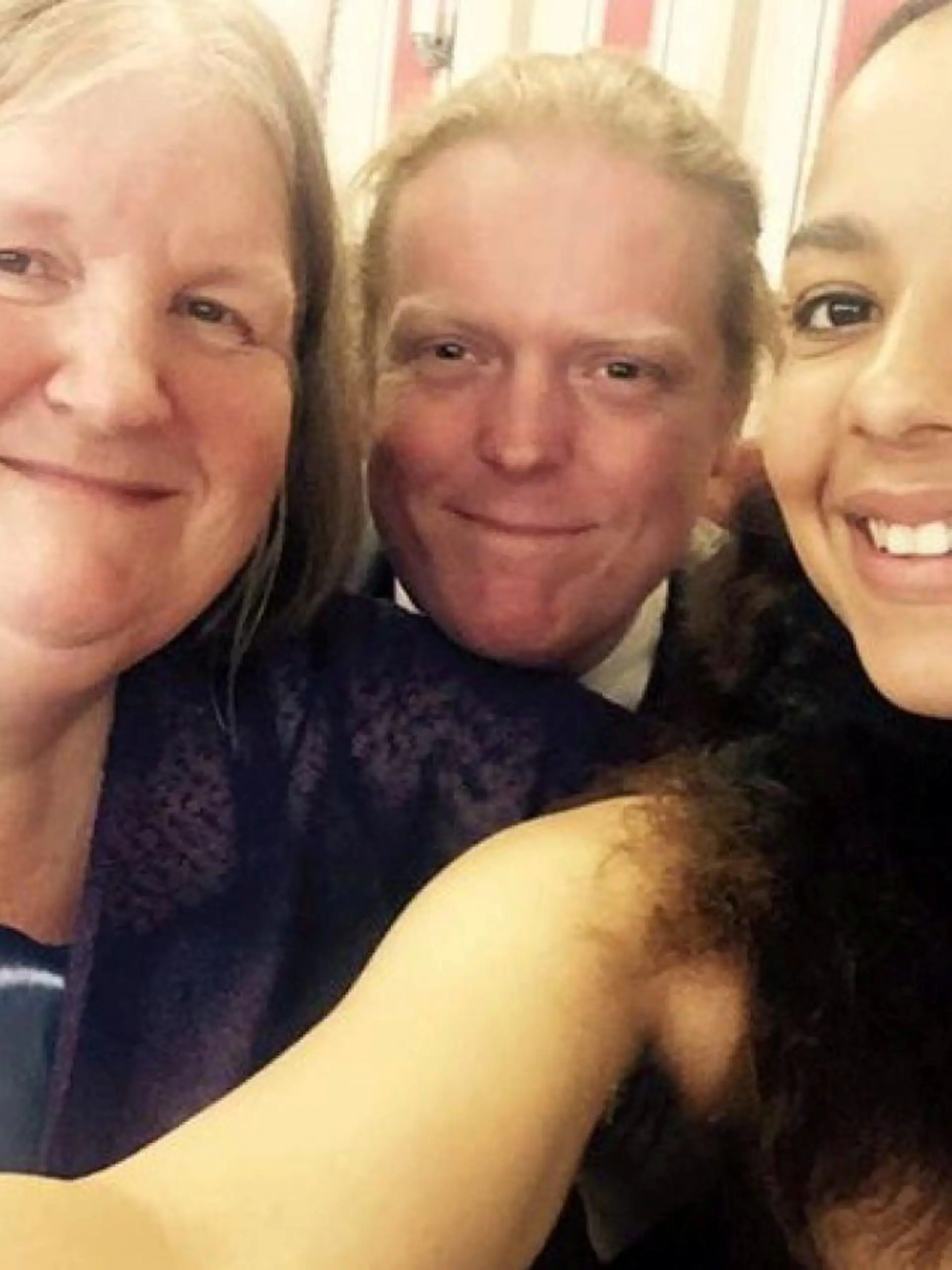 SONDERKONDITIONEN: Satzpreis!
Sue and Jason Kelk on their wedding day with her daughter, Claire Griffin. See SWNS story SWLEwalks An incredible video shows the ?miraculous? moment a 49-year-old man thought to be one of the UK?s longest-fighting Covid patients walked for the first time since last MARCH. . Jason Kelk has been bravely fighting the effects of ?long Covid? after the virus ravaged his lungs and kidneys and left him unable to walk on his own in March last year. His wife Sue Kelk, 63, said she felt like she was ?10 foot tall? and was so proud of him when he walked for the first time on Wednesday (Feb 3) since being admitted to hospital. In the emotionally charged video, Jason can be seen taking his first tentative steps along the intensive care ward, flanked by some of the hospital staff who have been supporting him during this long road to recovery.
