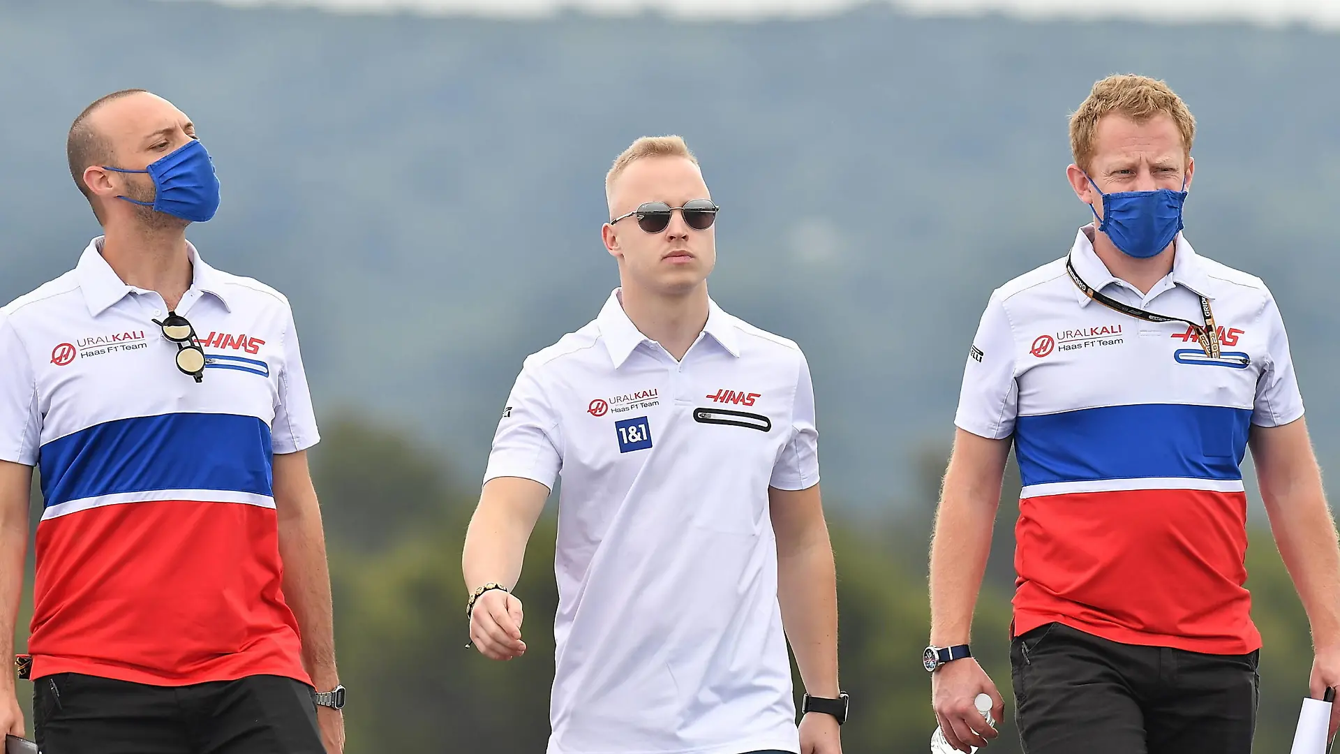FORMULA 1 EMIRATES GRAND PRIX DE FRANCE 2021 / 17.06.2021, Circuit Paul Ricard, Le Castellet, FORMULA 1 EMIRATES GRAND PRIX DE FRANCE 2021 im Bild Nikita Mazepin RUS 9, Haas F1 Team geht mit seinen Ingenieuren über die Strecke. *** FORMULA 1 EMIRATES GRAND PRIX DE FRANCE 2021 17 06 2021, Circuit Paul Ricard, Le Castellet, FORMULA 1 EMIRATES GRAND PRIX DE FRANCE 2021 in picture Nikita Mazepin RUS 9 , Haas F1 Team walks around the track with his engineers nordphotoxGmbHx/xBratic nph00250