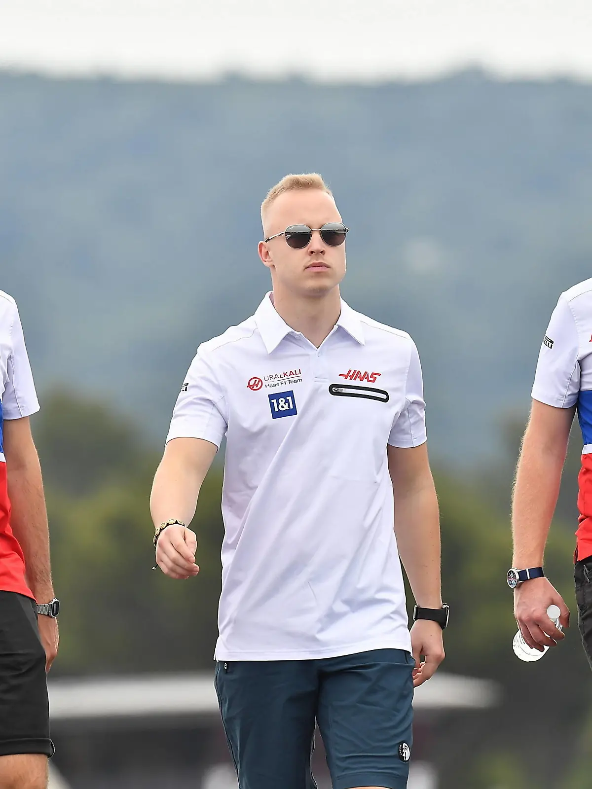 FORMULA 1 EMIRATES GRAND PRIX DE FRANCE 2021 / 17.06.2021, Circuit Paul Ricard, Le Castellet, FORMULA 1 EMIRATES GRAND PRIX DE FRANCE 2021 im Bild Nikita Mazepin RUS 9, Haas F1 Team geht mit seinen Ingenieuren über die Strecke. *** FORMULA 1 EMIRATES GRAND PRIX DE FRANCE 2021 17 06 2021, Circuit Paul Ricard, Le Castellet, FORMULA 1 EMIRATES GRAND PRIX DE FRANCE 2021 in picture Nikita Mazepin RUS 9 , Haas F1 Team walks around the track with his engineers nordphotoxGmbHx/xBratic nph00250 