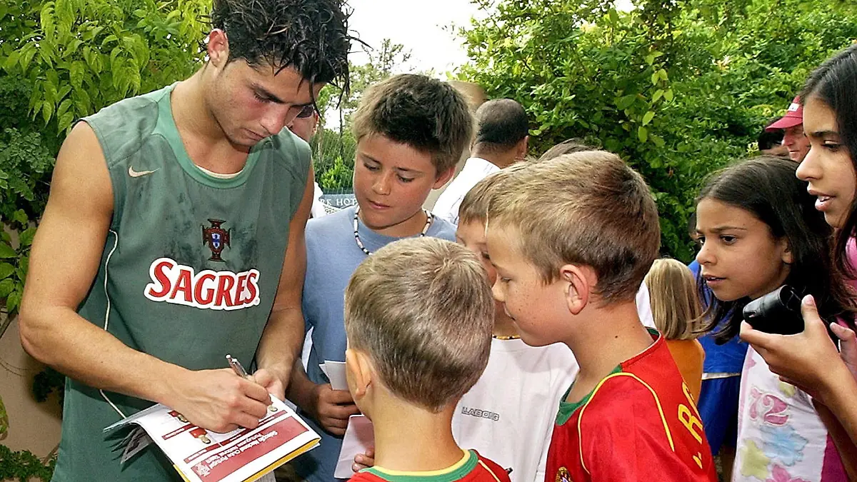 Cristiano Ronaldo verteilt Autogramme an Fans