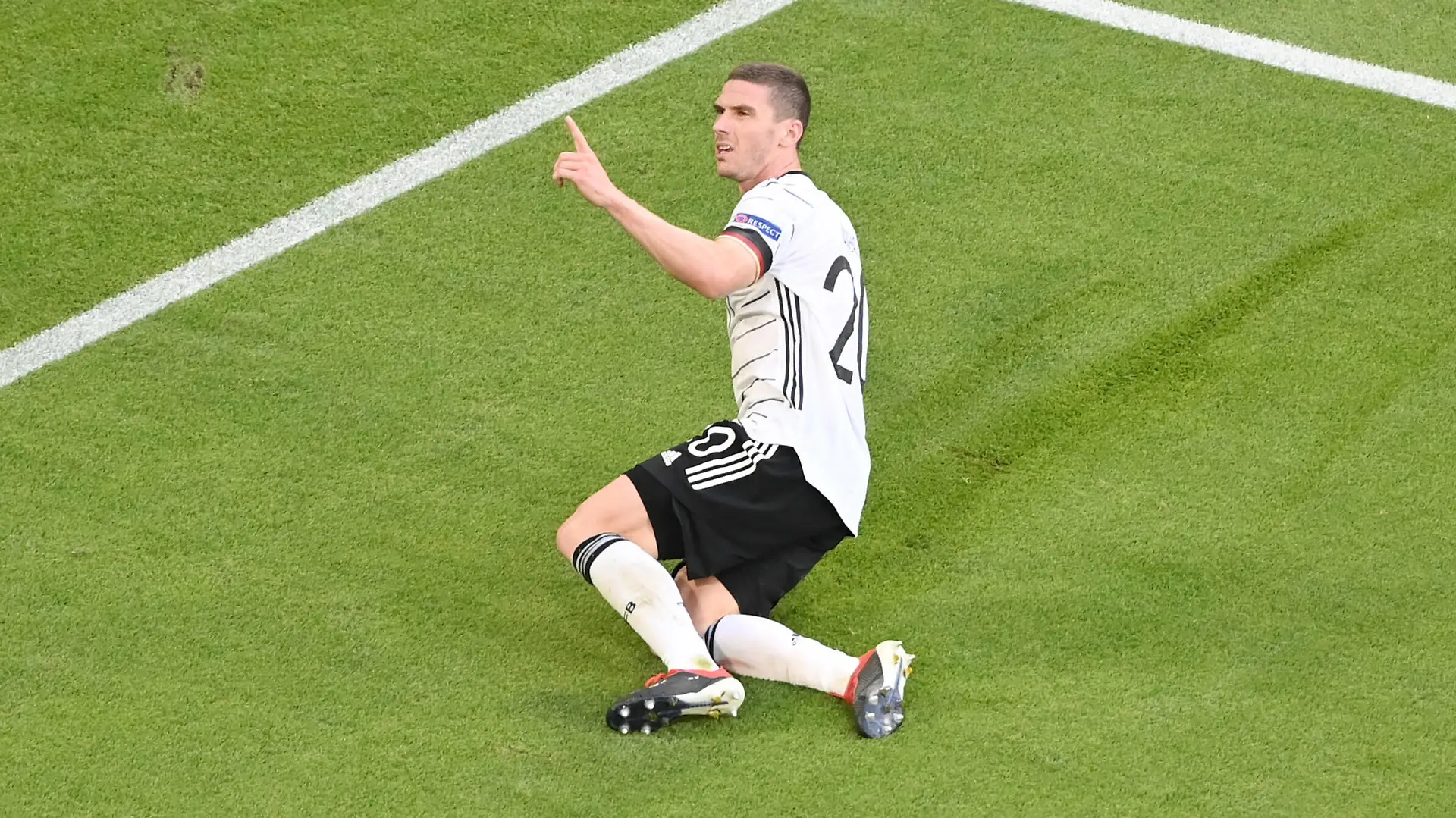 Jubel Robin Gosens Deutschland nach dem 1:4 19.06.2021, Fussball Europameisterschaft 2021, Vorrunde, 2. Spieltag, Gruppe F, Portugal - Deutschland, Foto: Maik Hölter/TEAM2sportphoto Muenchen Allianz Arena Bayern Deutschland *** Cheers Robin Gosens Germany after the 1 4 19 06 2021, European Football Championship 2021, preliminary round, 2 match day, Group F, Portugal Germany, photo Maik Hölter TEAM2sportphoto Muenchen Allianz Arena Bayern Germany. Team2 