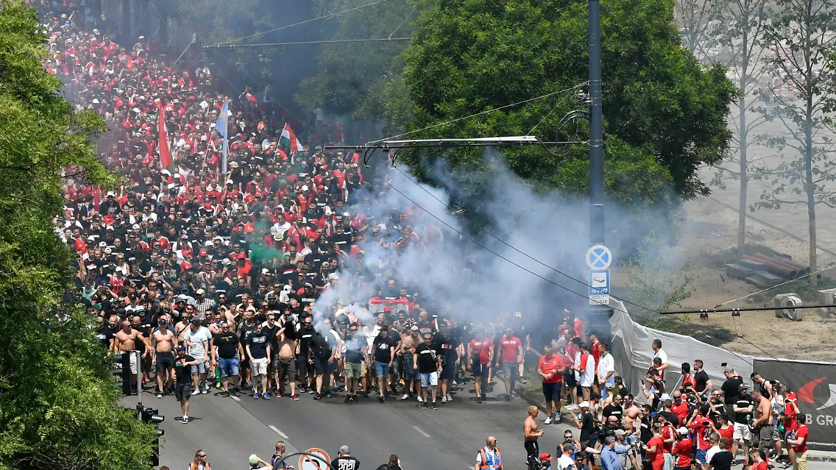 dpatopbilder - 19.06.2021, Ungarn, Budapest: Fußball: EM, Vorrunde, Gruppe F, 2. Spieltag, Ungarn - Frankreich in der Pukas Arena. Fans marschieren vor dem Fußballspiel Ungarn gegen Frankreich zur Puskas-Arena und zünden Böller und Rauchgranaten. Tausende Fans sind auch vor dem zweiten EM-Gruppenspiel in Budapest zwischen Co-Gastgeber Ungarn und Weltmeister Frankreich zum Stadion marschiert. Foto: Zoltan Mathe/MTI/AP/dpa +++ dpa-Bildfunk +++