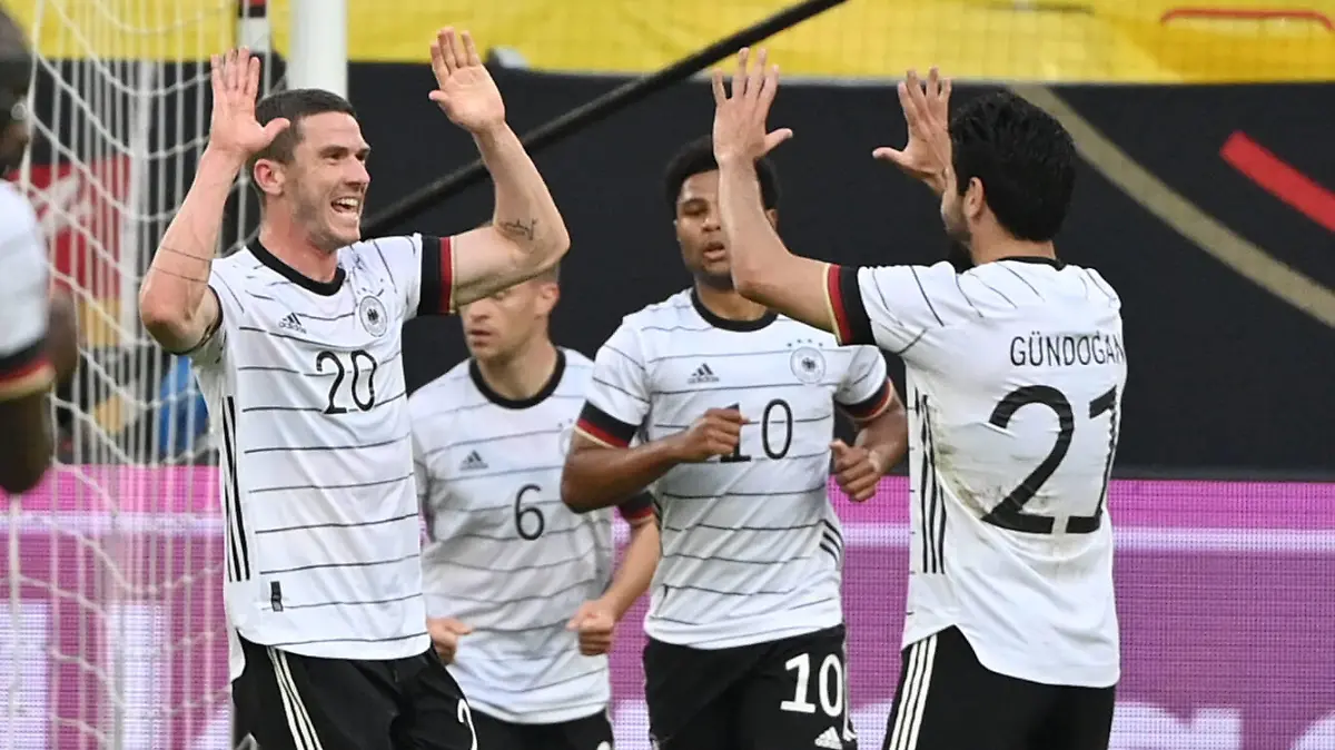 Jubel v.li., Robin Gosens Deutschland, Serge Gnabry Deutschland, Ilkay Gündogan Deutschland 07.06.2021, Fussball GER, Länderspiel, Deutschland - Lettland Foto: Maik Hölter/TEAM2sportphoto ***DFB regulations prohibit any use of photographs as image sequences and/or quasi-video.*** Duesseldorf Merkur Spiel Arena Nordrhein Westfalen Deutschland *** Cheers from left , Robin Gosens Germany , Serge Gnabry Germany , Ilkay Gündogan Germany 07 06 2021, Football GER, International match, Germany Latvia Photo Maik Hölter TEAM2sportphoto DFB regulations prohibit any use of photographs as image sequences and or quasi video Duesseldorf Merkur Spiel Arena Nordrhein Westfalen Germany Team2 