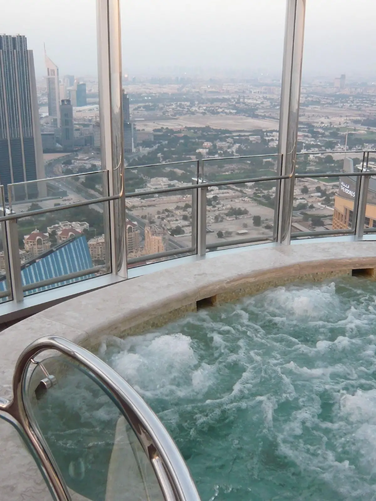 Der 828 Meter hohe Wolkenkratzer Burj Khalifa wartet mit vielen beeindruckenden Fakten auf: die höchste bewohnbare Etage in 535 Metern, der höchste Swimming-Pool und der längste Lift mit einer Geschwindigkeit von 10 Metern pro Sekunde.