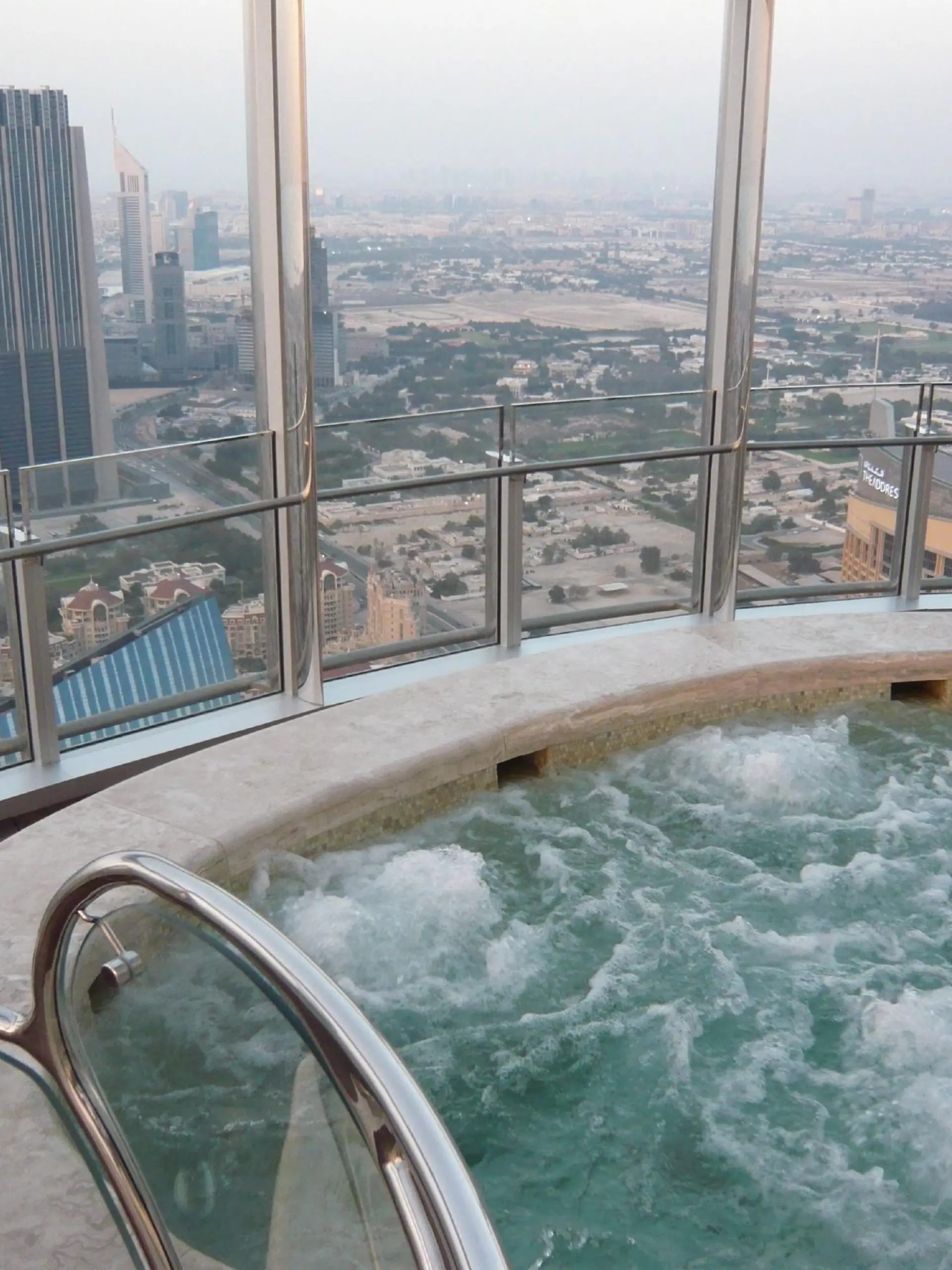 Der 828 Meter hohe Wolkenkratzer Burj Khalifa wartet mit vielen beeindruckenden Fakten auf: die höchste bewohnbare Etage in 535 Metern, der höchste Swimming-Pool und der längste Lift mit einer Geschwindigkeit von 10 Metern pro Sekunde.