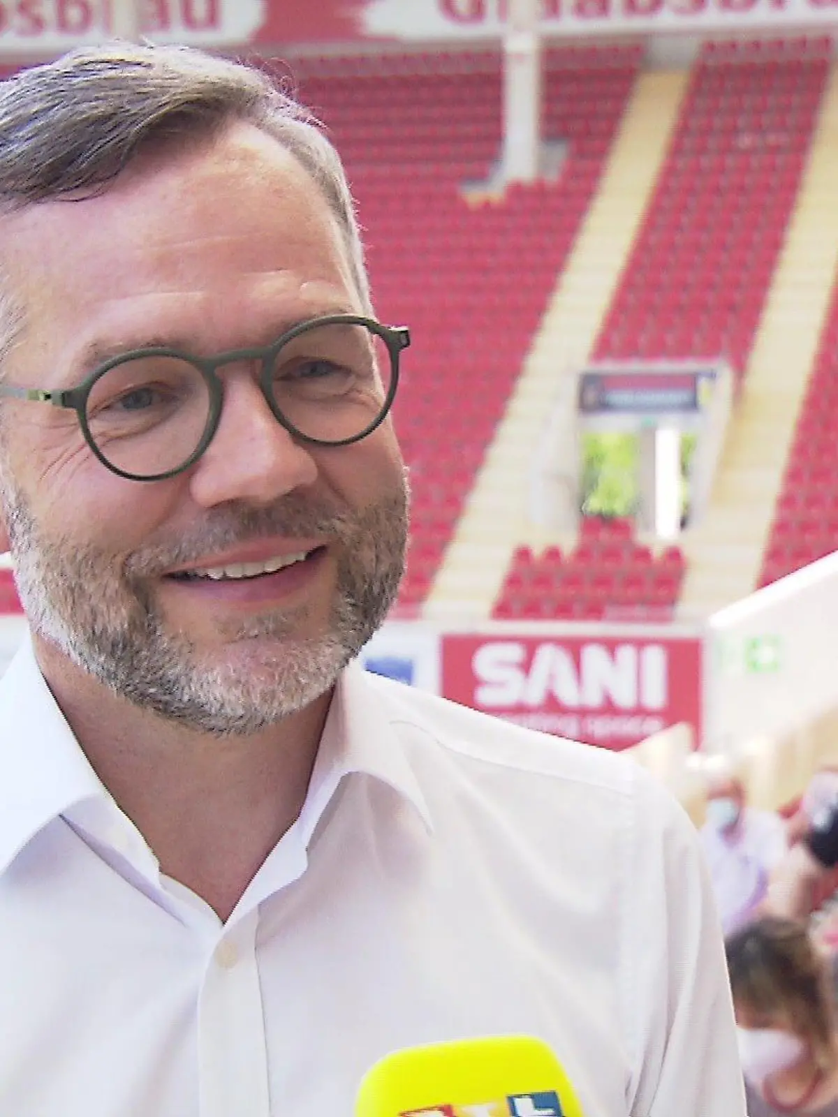 Michael Roth während des Landesparteitages im Stadion am Bieberer Berg.
