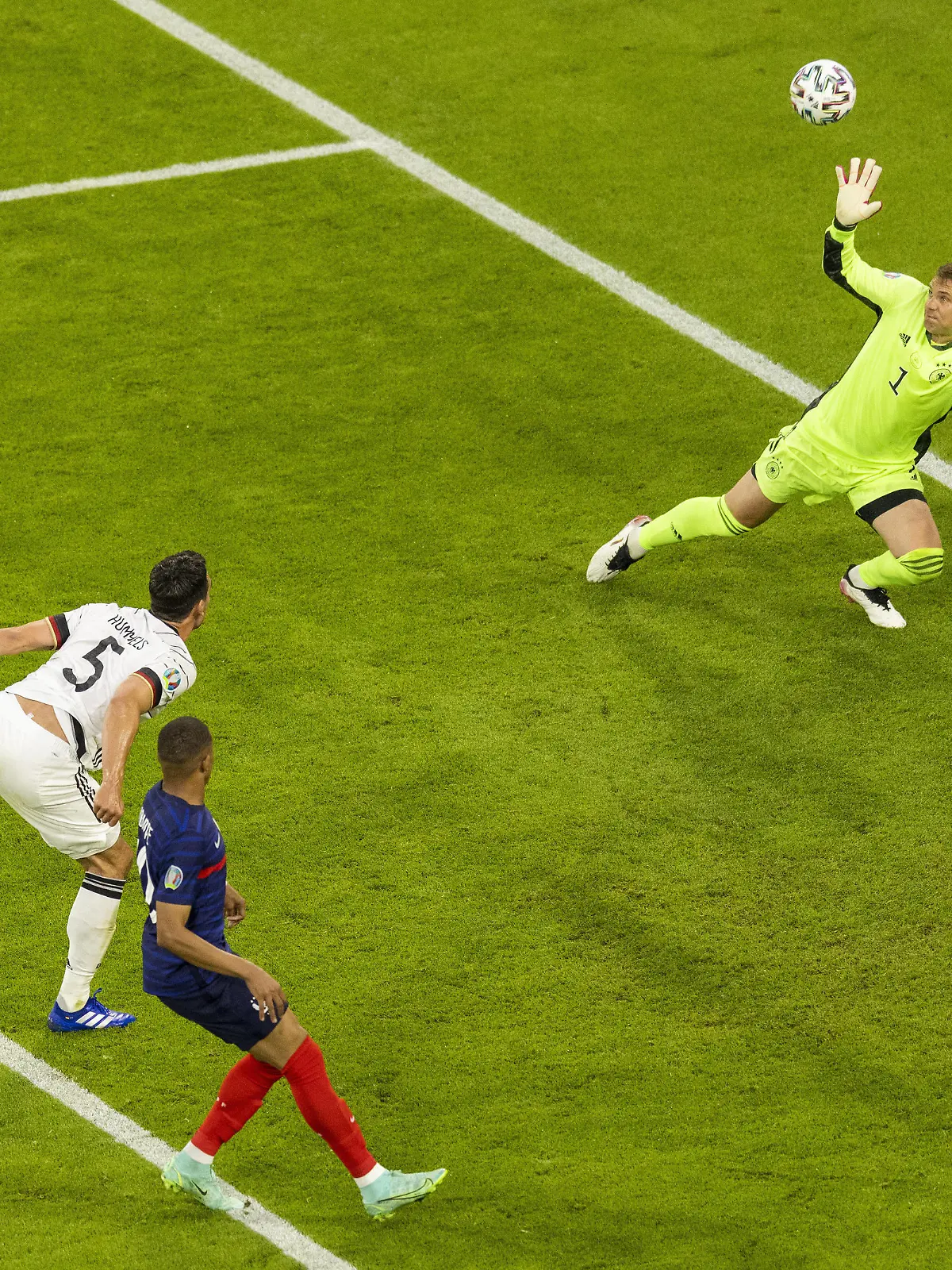  Tor zum 1:0 durch ein Eigentor von Mats Hummels Deutschland gegen Torwart Manuel Neuer Deutschland Frankreich - Deutschland München, 15.06.2021, Fussball, Saison 2020/21 Foto: Moritz Müller *** Goal to 1 0 by an own goal by Mats Hummels Germany against goalkeeper Manuel Neuer Germany France Germany Munich, 15 06 2021, Football, 2020 21 season Photo Moritz Müller.