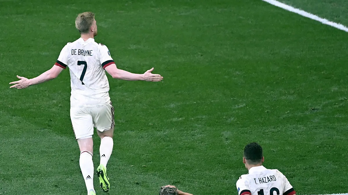 17.06.2021, Dänemark, Kopenhagen: Fußball: EM, Vorrunde, Gruppe B, 2. Spieltag, Dänemark - Belgien im Parken-Stadion. Kevin De Bruyne (l) und Thorgan Hazard von Belgien feiern den Treffer zum 1:2. Foto: Dirk Waem/BELGA/dpa +++ dpa-Bildfunk +++