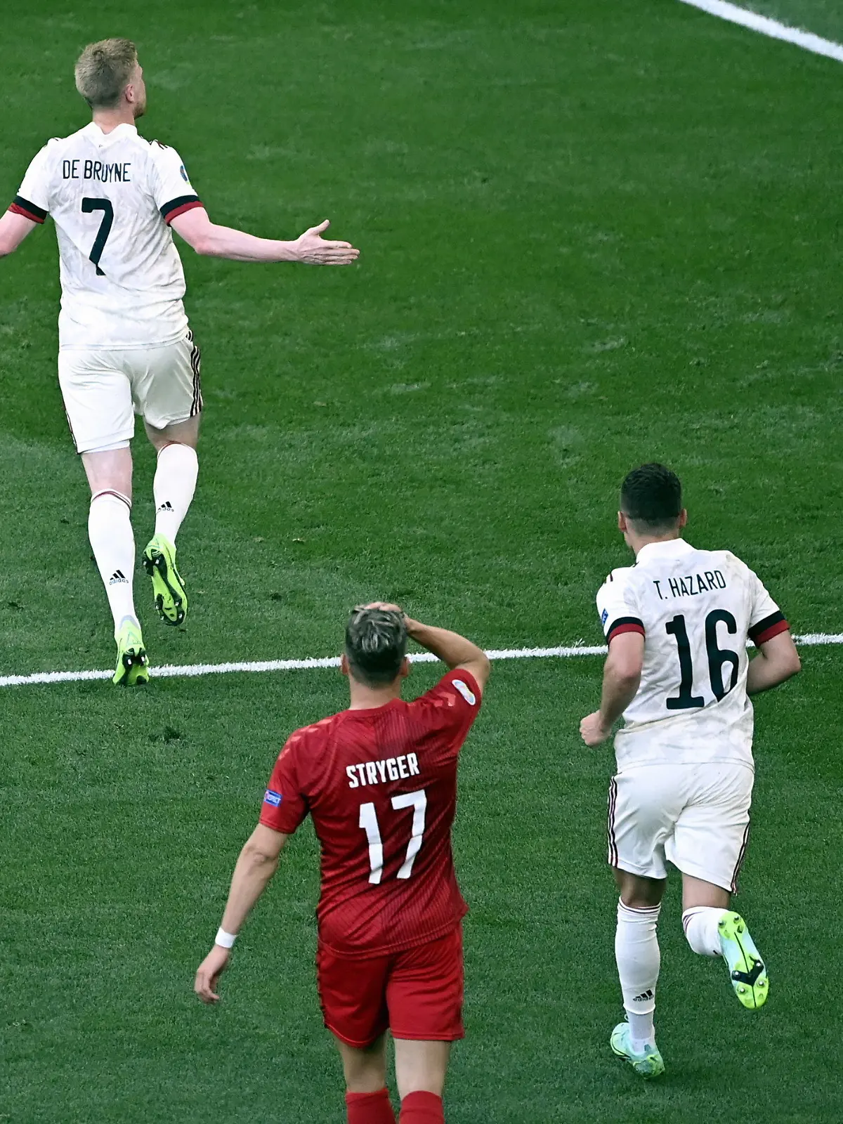 17.06.2021, Dänemark, Kopenhagen: Fußball: EM, Vorrunde, Gruppe B, 2. Spieltag, Dänemark - Belgien im Parken-Stadion. Kevin De Bruyne (l) und Thorgan Hazard von Belgien feiern den Treffer zum 1:2. Foto: Dirk Waem/BELGA/dpa +++ dpa-Bildfunk +++
