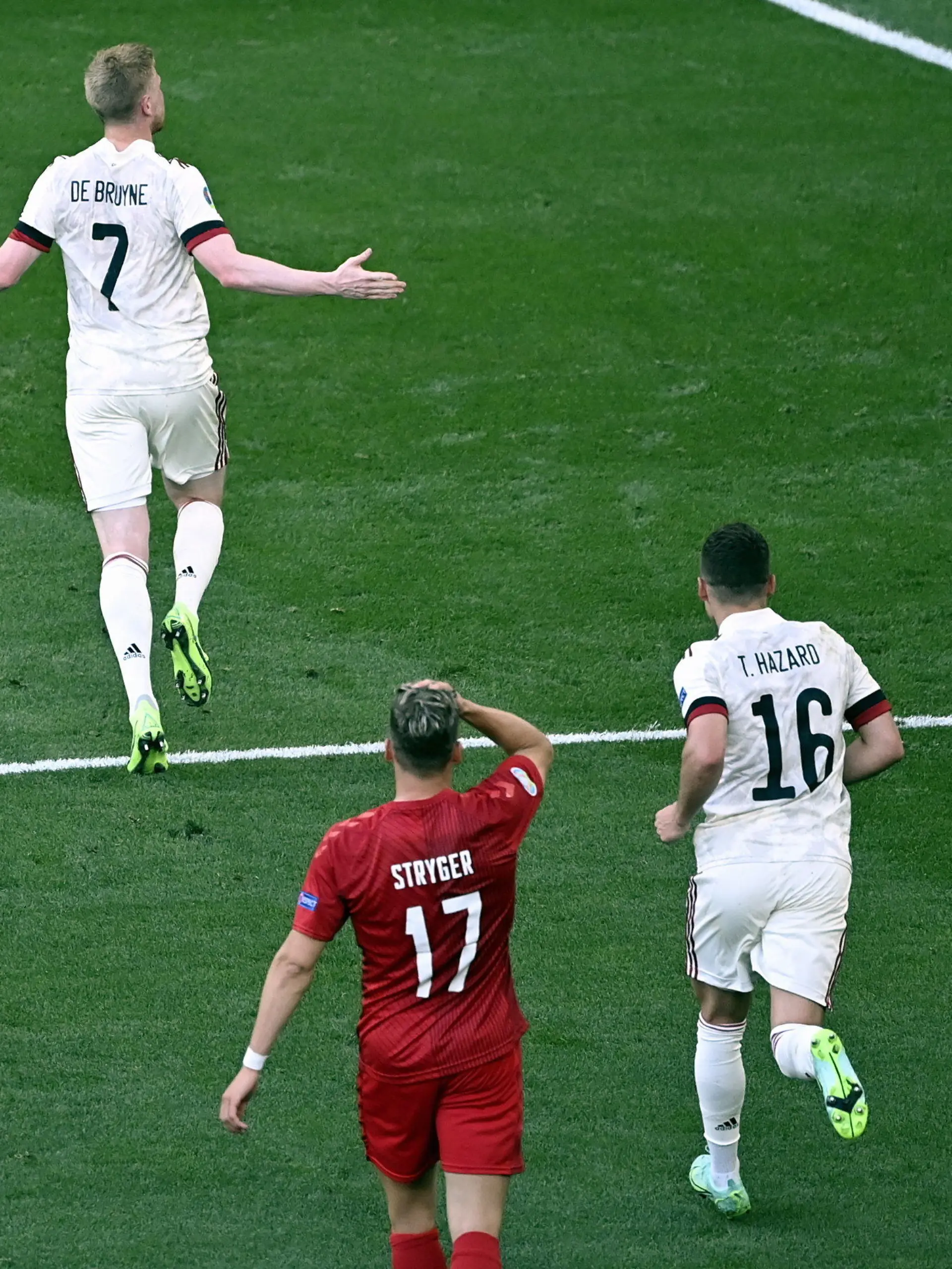 17.06.2021, Dänemark, Kopenhagen: Fußball: EM, Vorrunde, Gruppe B, 2. Spieltag, Dänemark - Belgien im Parken-Stadion. Kevin De Bruyne (l) und Thorgan Hazard von Belgien feiern den Treffer zum 1:2. Foto: Dirk Waem/BELGA/dpa +++ dpa-Bildfunk +++