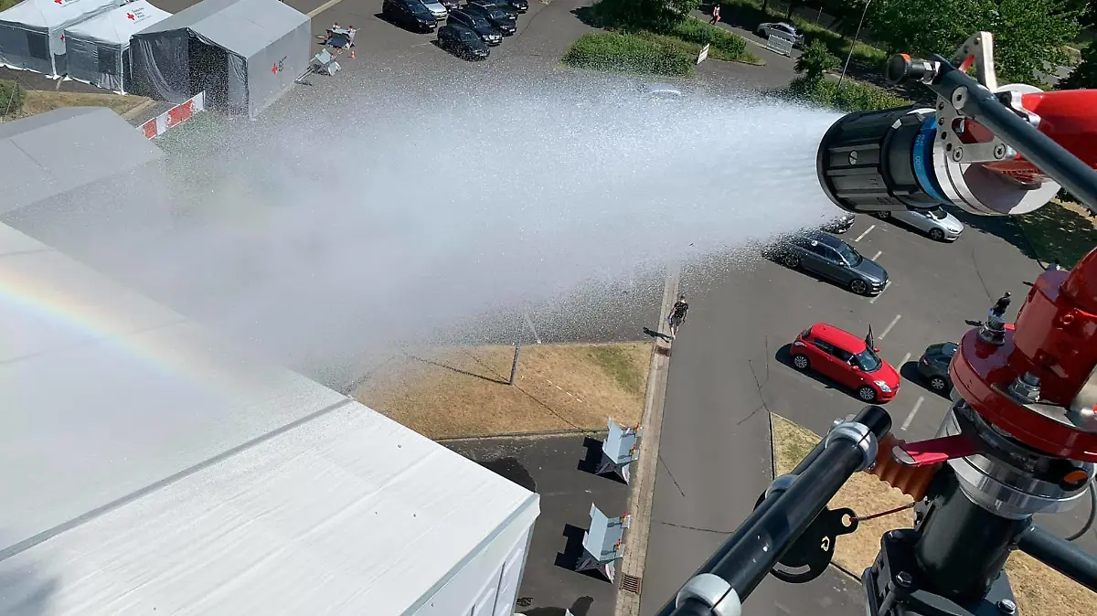 Freiwillige Feuerwehr Fritzlar kühlt das Dach des Fritzlarer Impfzentrums