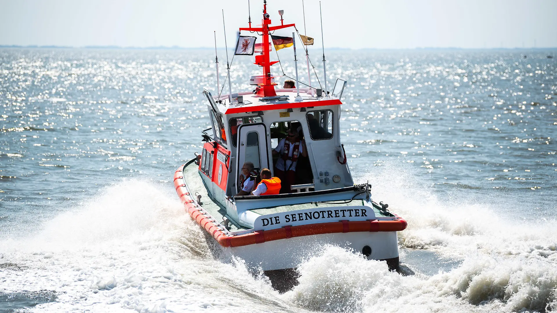ARCHIV - 28.07.2019, Niedersachsen, Wilhelmshaven: Beim Tag der Seenotretter der Deutschen Gesellschaft zur Rettung Schiffbrüchiger an der Nord- und Ostsee findet mit dem DGzRS-Boot "Peter Habig" (r) an der Küste von Wilhelmshaven eine Vorführung statt. (ILLUSTRATION zu dpa: Zehnjähriges Mädchen ertrinkt in der Ostsee vor Travemünde) Foto: Mohssen Assanimoghaddam/dpa +++ dpa-Bildfunk +++