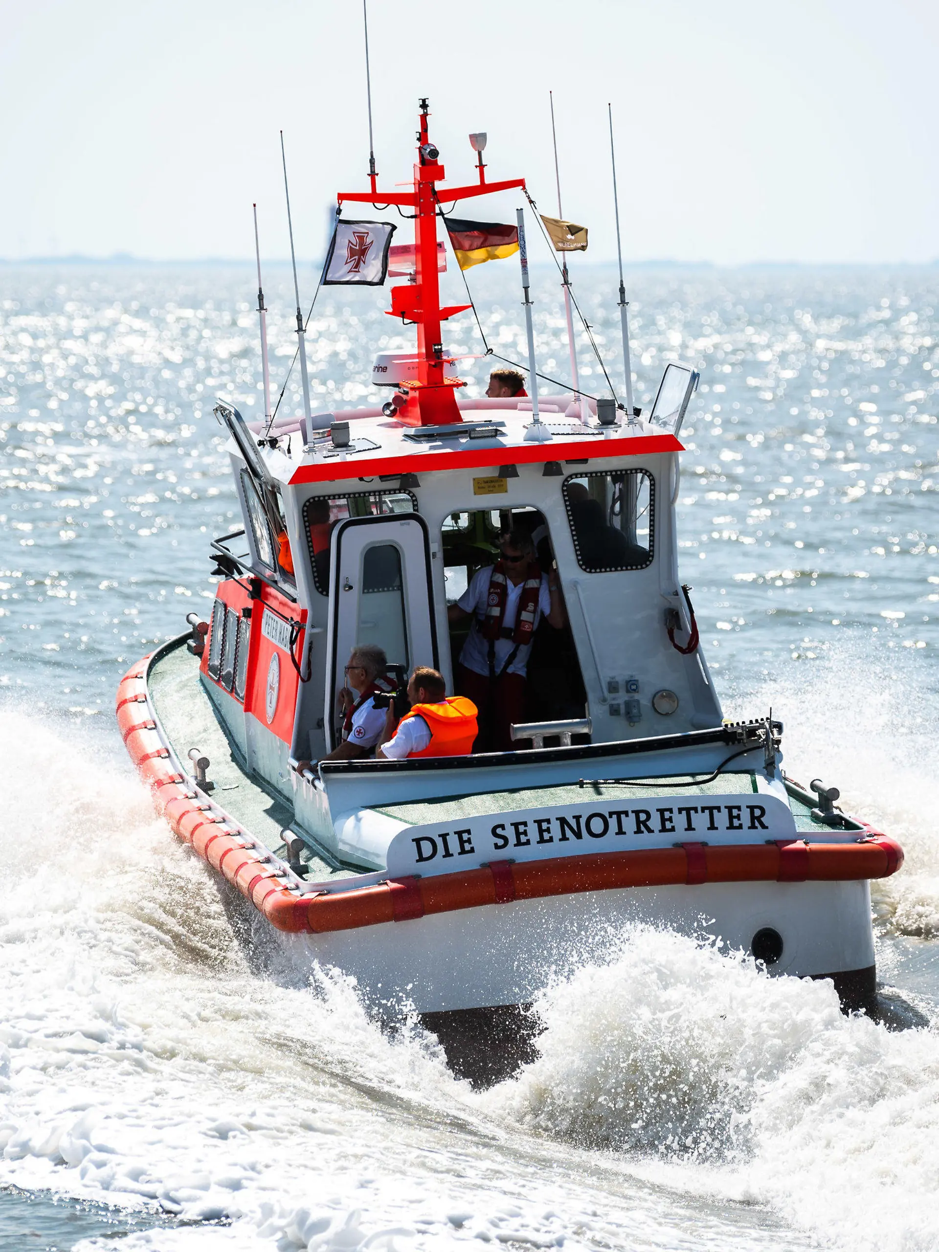 ARCHIV - 28.07.2019, Niedersachsen, Wilhelmshaven: Beim Tag der Seenotretter der Deutschen Gesellschaft zur Rettung Schiffbrüchiger an der Nord- und Ostsee findet mit dem DGzRS-Boot "Peter Habig" (r) an der Küste von Wilhelmshaven eine Vorführung statt. (ILLUSTRATION zu dpa: Zehnjähriges Mädchen ertrinkt in der Ostsee vor Travemünde) Foto: Mohssen Assanimoghaddam/dpa +++ dpa-Bildfunk +++