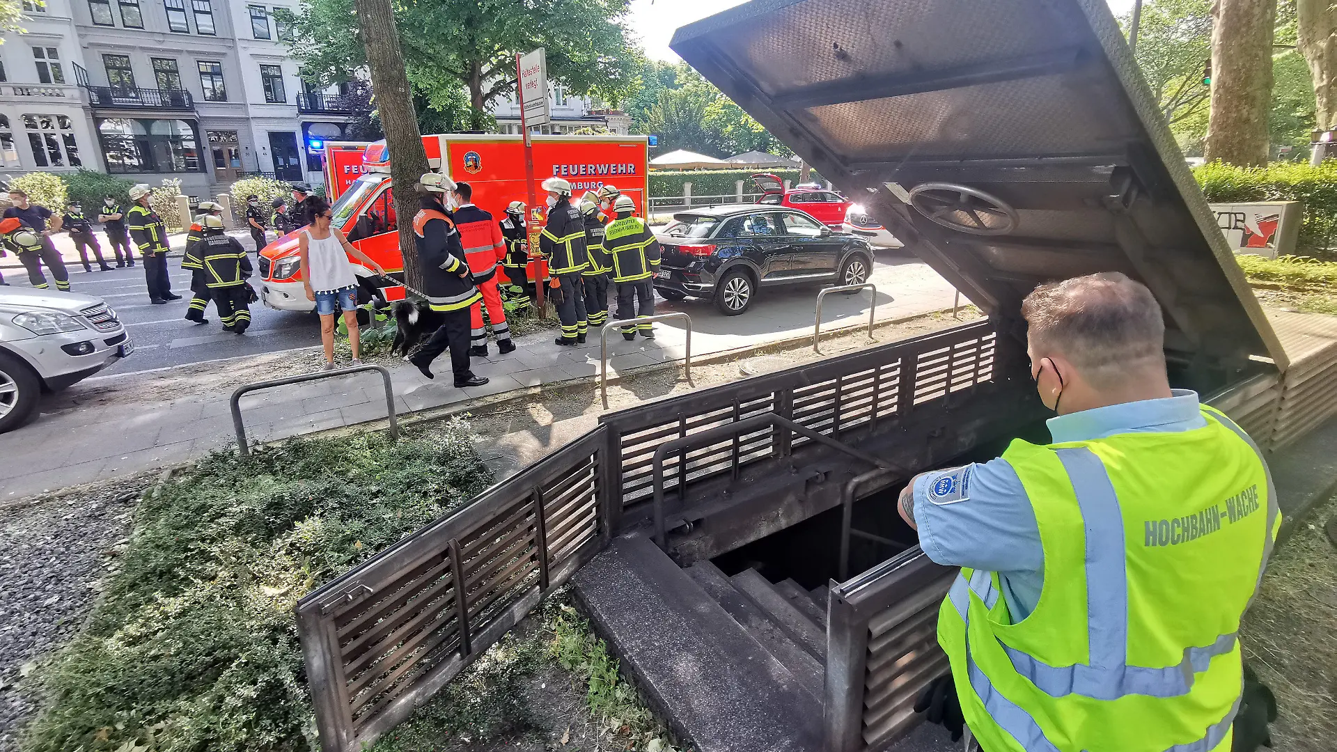 18.06.2021, Hamburg: Rettungskräfte und ein Mitarbeiter der Hochbahn stehen an einem geöffneten Notausstieg. Eine U-Bahn der Linie U1 istin Hamburg-Rotherbaum gegen ein Hindernis im Tunnel gefahren. Bei der Vollbremsung seien drei Menschen leicht verletzt worden, sagte ein Feuerwehrsprecher. Der Zug sei evakuiert worden, erklärte eine Sprecherin der Hochbahn. Foto: Steven Hutchings/TNN/dpa +++ dpa-Bildfunk +++