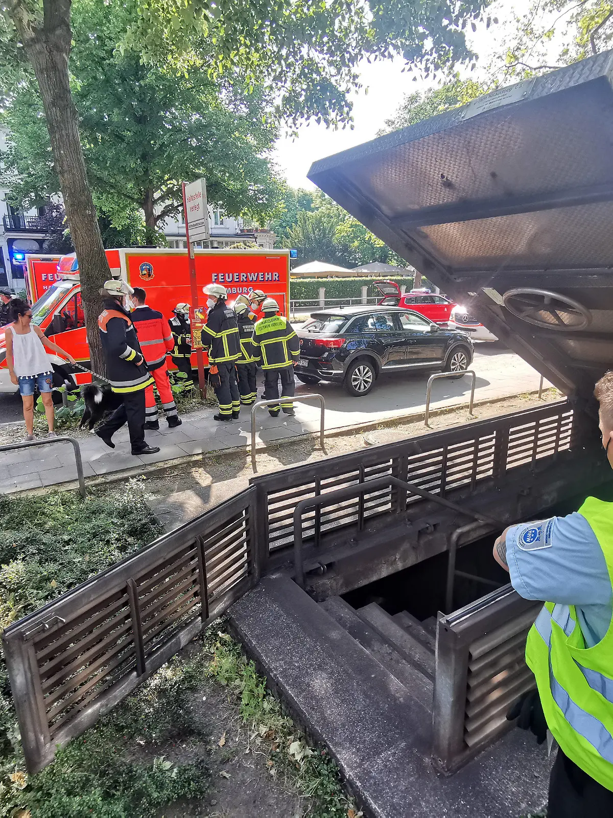 18.06.2021, Hamburg: Rettungskräfte und ein Mitarbeiter der Hochbahn stehen an einem geöffneten Notausstieg. Eine U-Bahn der Linie U1 istin Hamburg-Rotherbaum gegen ein Hindernis im Tunnel gefahren. Bei der Vollbremsung seien drei Menschen leicht verletzt worden, sagte ein Feuerwehrsprecher. Der Zug sei evakuiert worden, erklärte eine Sprecherin der Hochbahn. Foto: Steven Hutchings/TNN/dpa +++ dpa-Bildfunk +++