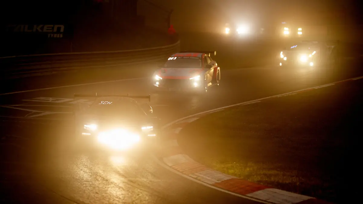 05.06.2021, Rheinland-Pfalz, Nürburg: Die Teilnehmer des 24h-Rennens auf dem Nürburgring sind bei dichtem Nebel auf der Nordschleife unterwegs. Wenig später wurde das Rennen aufgrund der Wetterlage unterbrochen. Foto: Thomas Frey/dpa +++ dpa-Bildfunk +++