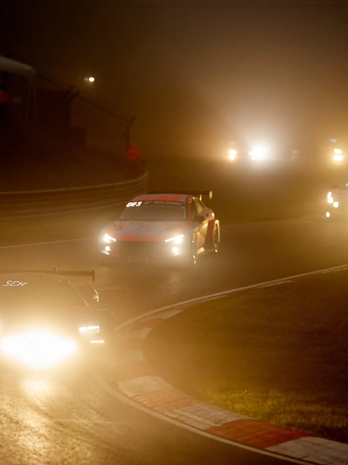 05.06.2021, Rheinland-Pfalz, Nürburg: Die Teilnehmer des 24h-Rennens auf dem Nürburgring sind bei dichtem Nebel auf der Nordschleife unterwegs. Wenig später wurde das Rennen aufgrund der Wetterlage unterbrochen. Foto: Thomas Frey/dpa +++ dpa-Bildfunk +++