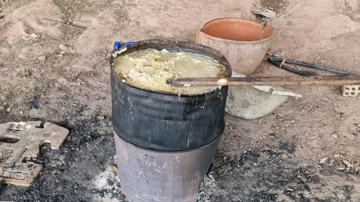 Jaguarfleisch kocht in einem provisorischen Topf