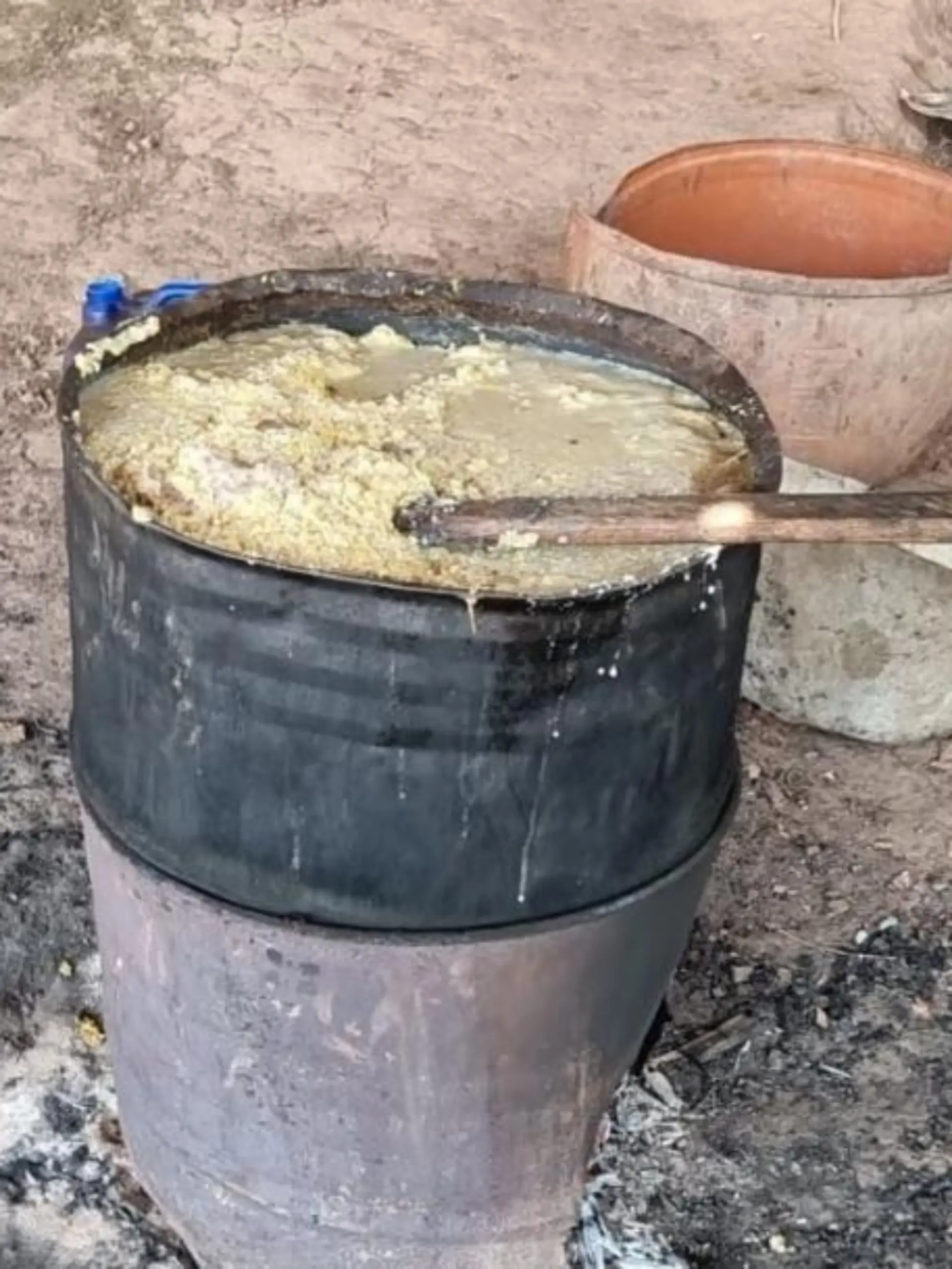 Jaguarfleisch kocht in einem provisorischen Topf