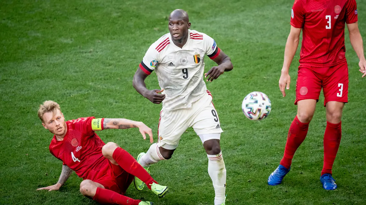 Simon Kjaer, Romelu Lukaku og Jannik Vestergaard under kampen mellem Danmark og Belgien i gruppe B under EURO2020 i Parken i Koebenhavn, torsdag den 17. juni 2021.. , Copenhagen Denmark *** Simon Kjaer, Romelu Lukaku and Jannik Vestergaard during the match between Denmark and Belgium in group B during EURO2020 in the Park in Copenhagen, Thursday 17 June 2021, Copenhagen Denmark PUBLICATIONxINxGERxSUIxAUTxONLY Copyright: RitzauxScanpix MadsxClausxRasmussenx cop101 spdk20210617-202444-L