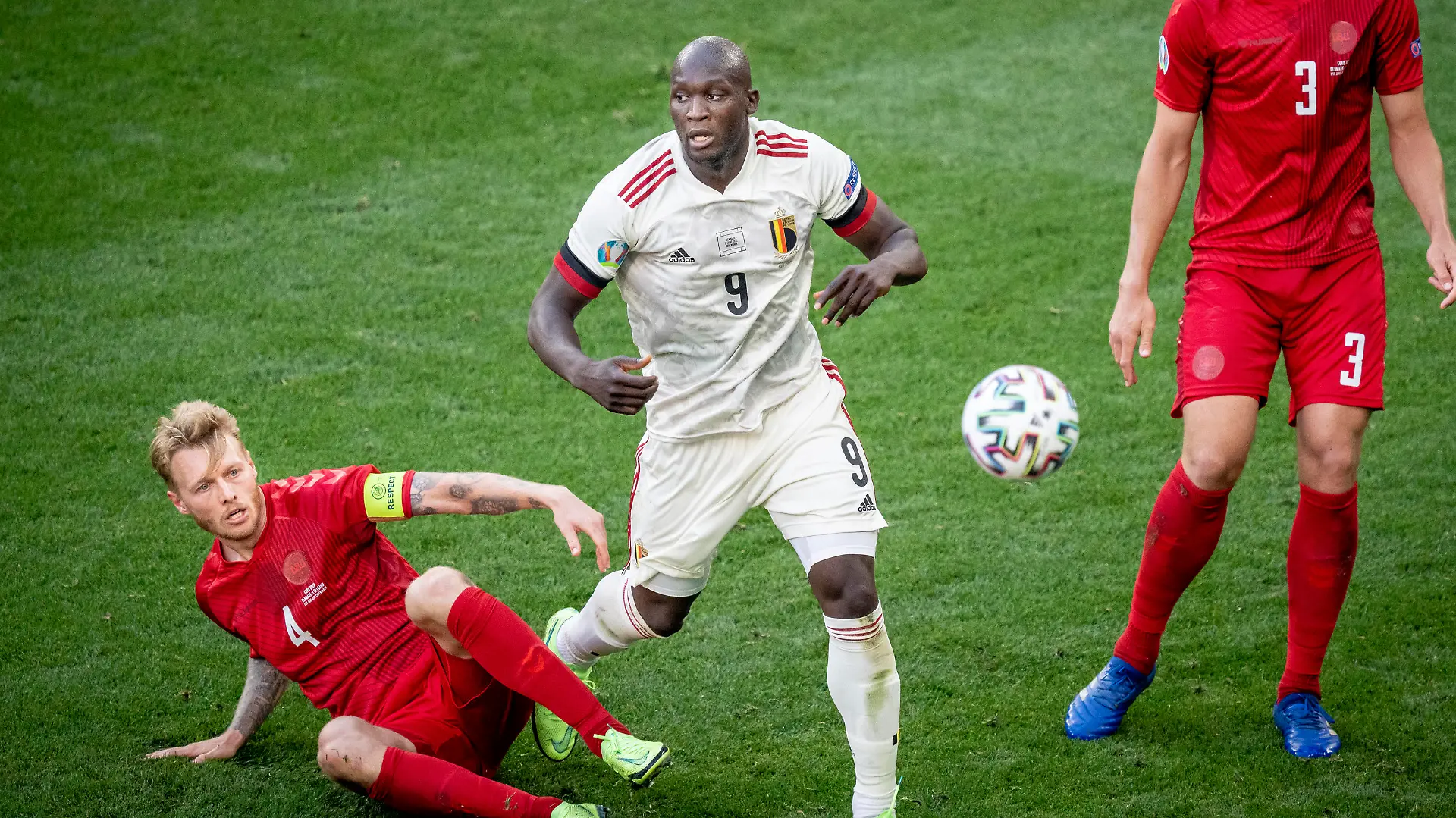 Simon Kjaer, Romelu Lukaku og Jannik Vestergaard under kampen mellem Danmark og Belgien i gruppe B under EURO2020 i Parken i Koebenhavn, torsdag den 17. juni 2021.. , Copenhagen Denmark *** Simon Kjaer, Romelu Lukaku and Jannik Vestergaard during the match between Denmark and Belgium in group B during EURO2020 in the Park in Copenhagen, Thursday 17 June 2021, Copenhagen Denmark PUBLICATIONxINxGERxSUIxAUTxONLY Copyright: RitzauxScanpix MadsxClausxRasmussenx cop101 spdk20210617-202444-L 