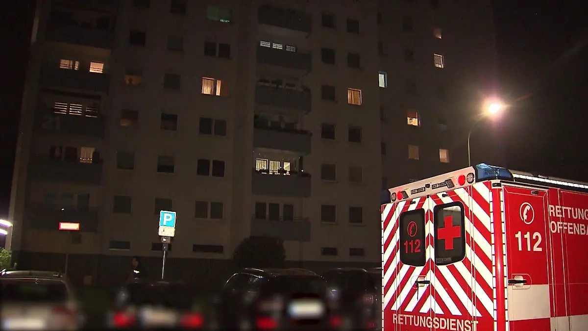 Am späten Abend setzt der Täter den Notruf aus dem Hochhaus in Offenbach ab. Doch der Notarzt kann seine Mutter nicht mehr retten.