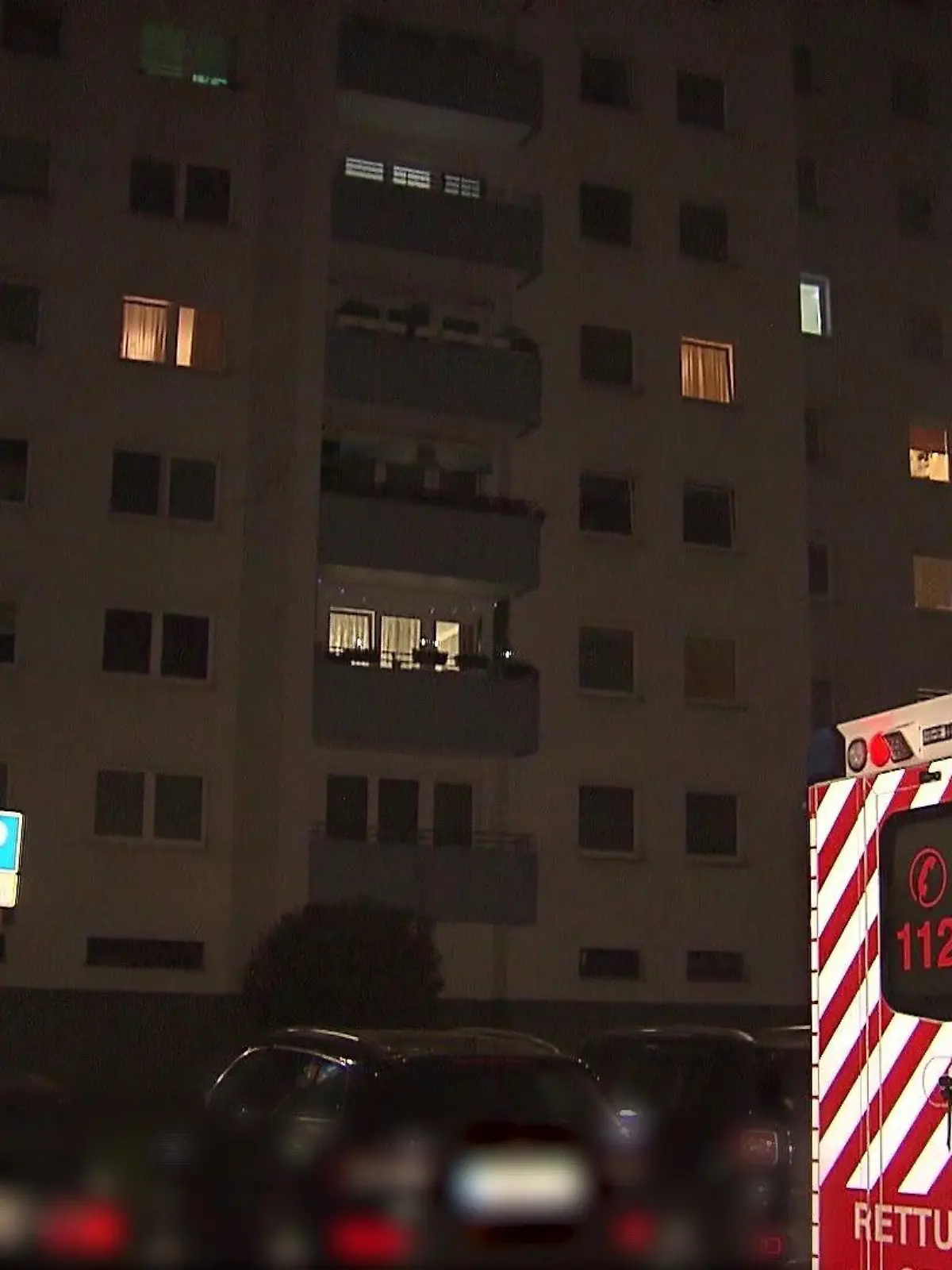 Am späten Abend setzt der Täter den Notruf aus dem Hochhaus in Offenbach ab. Doch der Notarzt kann seine Mutter nicht mehr retten.