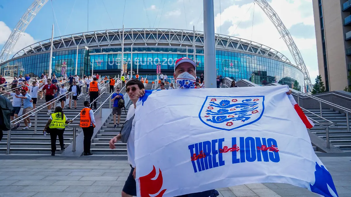 England Fans England fans celebrate outside the stadium after winning their UEFA EURO, EM, Europameisterschaft,Fussball 2020 Group D match against Croatia at Wembley Stadium, London PUBLICATIONxNOTxINxUKxCHN Copyright: xStuartxGarneysx FIL-15608-0039