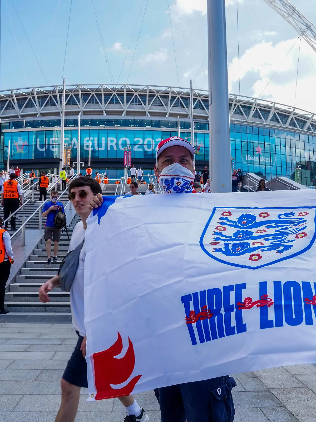England Fans England fans celebrate outside the stadium after winning their UEFA EURO, EM, Europameisterschaft,Fussball 2020 Group D match against Croatia at Wembley Stadium, London PUBLICATIONxNOTxINxUKxCHN Copyright: xStuartxGarneysx FIL-15608-0039 