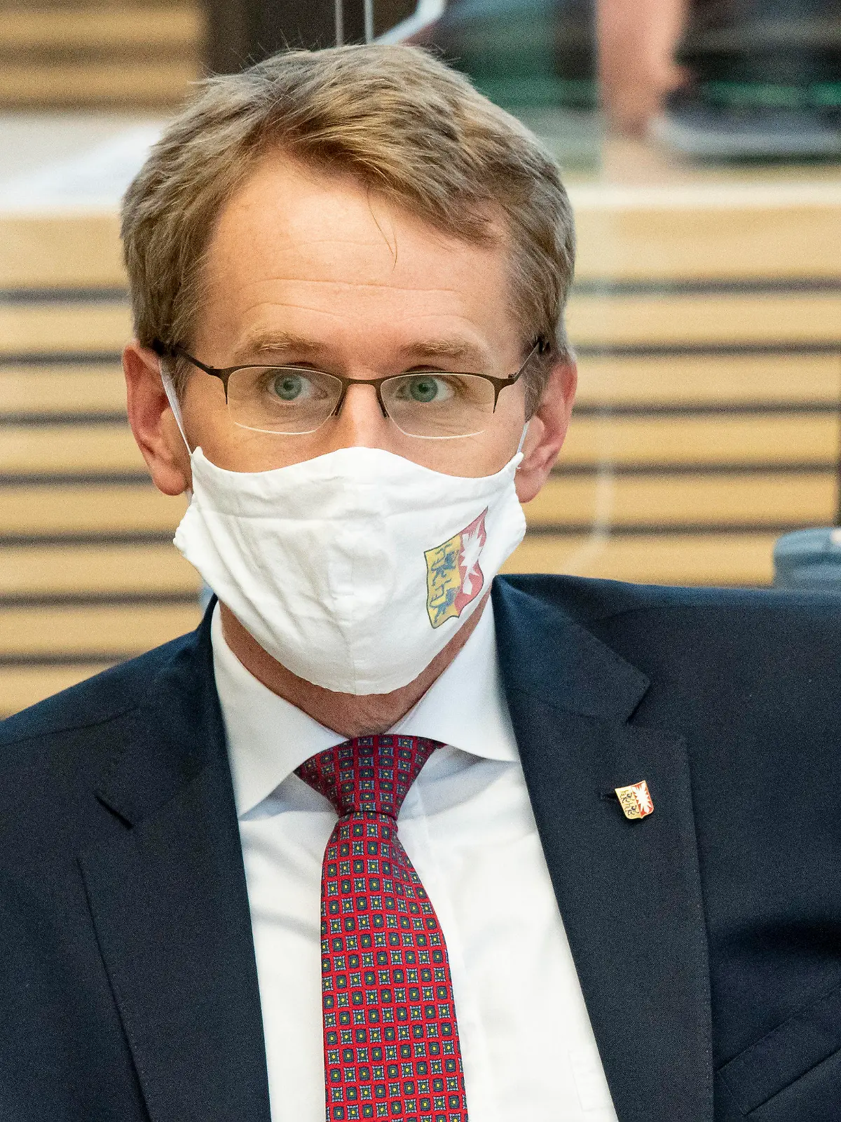 ARCHIV - 18.11.2020, Schleswig-Holstein, Kiel: Daniel Günther (CDU), Ministerpräsident von Schleswig-Holstein, hört im Plenarsaal des Landtags einem Redner zu. Die Landesregierung hat am Sonntag eine neue Corona-Verordnung beschlossen. (Zu dpa «Neue Corona-Verordnung in Schleswig-Holstein tritt in Kraft») Foto: Axel Heimken/dpa +++ dpa-Bildfunk +++