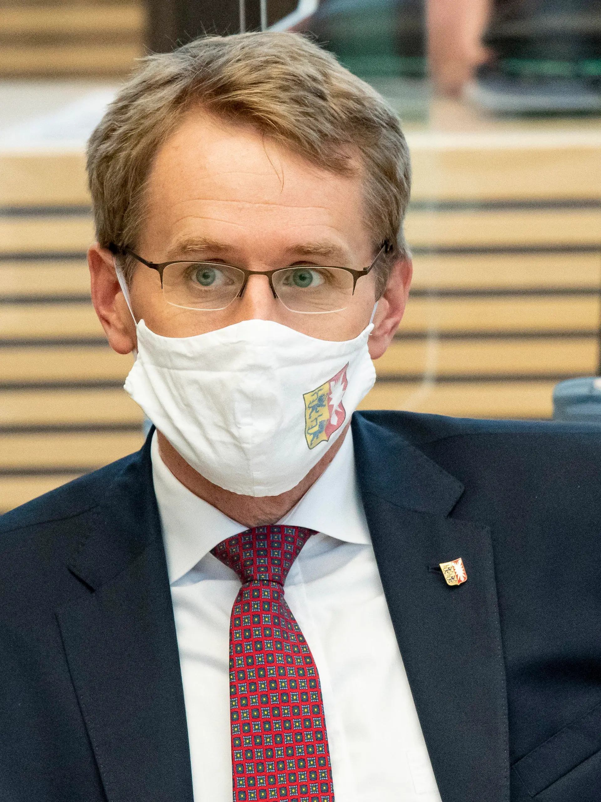 ARCHIV - 18.11.2020, Schleswig-Holstein, Kiel: Daniel Günther (CDU), Ministerpräsident von Schleswig-Holstein, hört im Plenarsaal des Landtags einem Redner zu. Die Landesregierung hat am Sonntag eine neue Corona-Verordnung beschlossen. (Zu dpa «Neue Corona-Verordnung in Schleswig-Holstein tritt in Kraft») Foto: Axel Heimken/dpa +++ dpa-Bildfunk +++