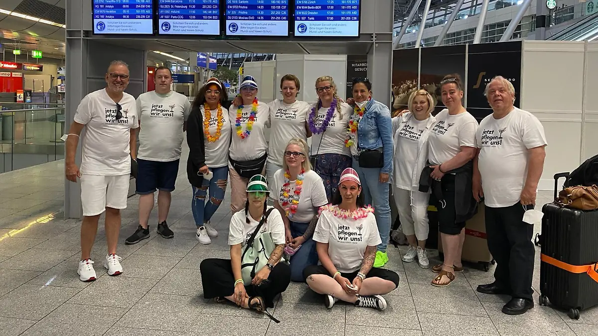 "Jetzt pflegen wir uns!": Die erste Gruppe Mitarbeiter  genießt schon den Urlaub auf Mallorca - die zweite Gruppe fliegt dann am Montag auf die Insel.
