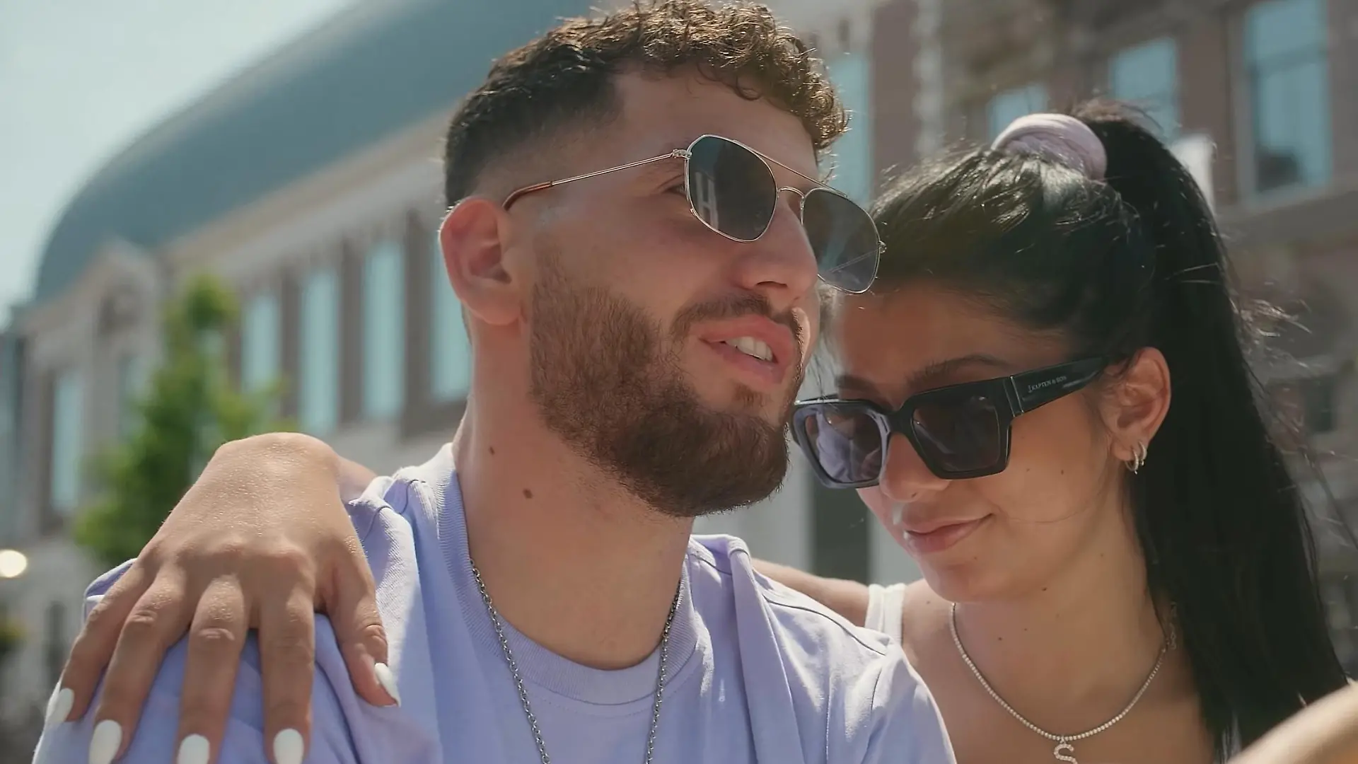 Ganz romantisch und in love zeigen sich Momo Chahine und Influencerin Sabrine Khan.