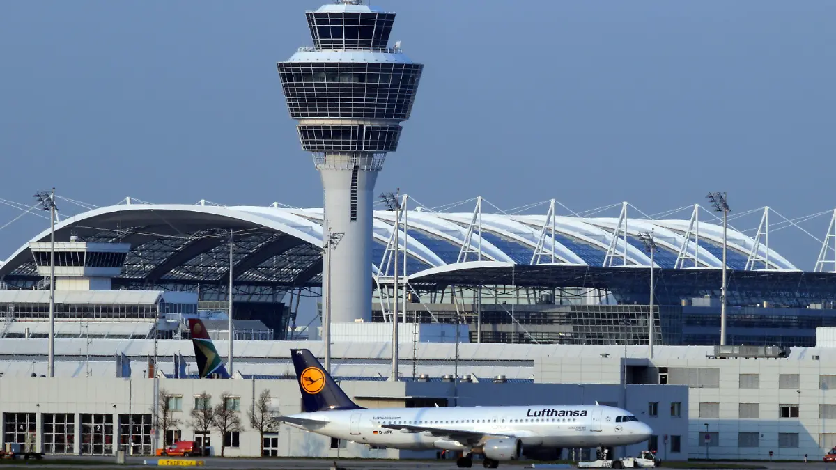 ARCHIV - Ein Flugzeug von Lufthansa steht am 19.04.2010 auf dem Münchner Flughafen (Oberbayern).Am Donnerstag (23.02.2012)findet die Bilanz PK des Flughafen Münchens statt.  Foto: Armin Weigel dpa/lby  +++(c) dpa - Bildfunk+++