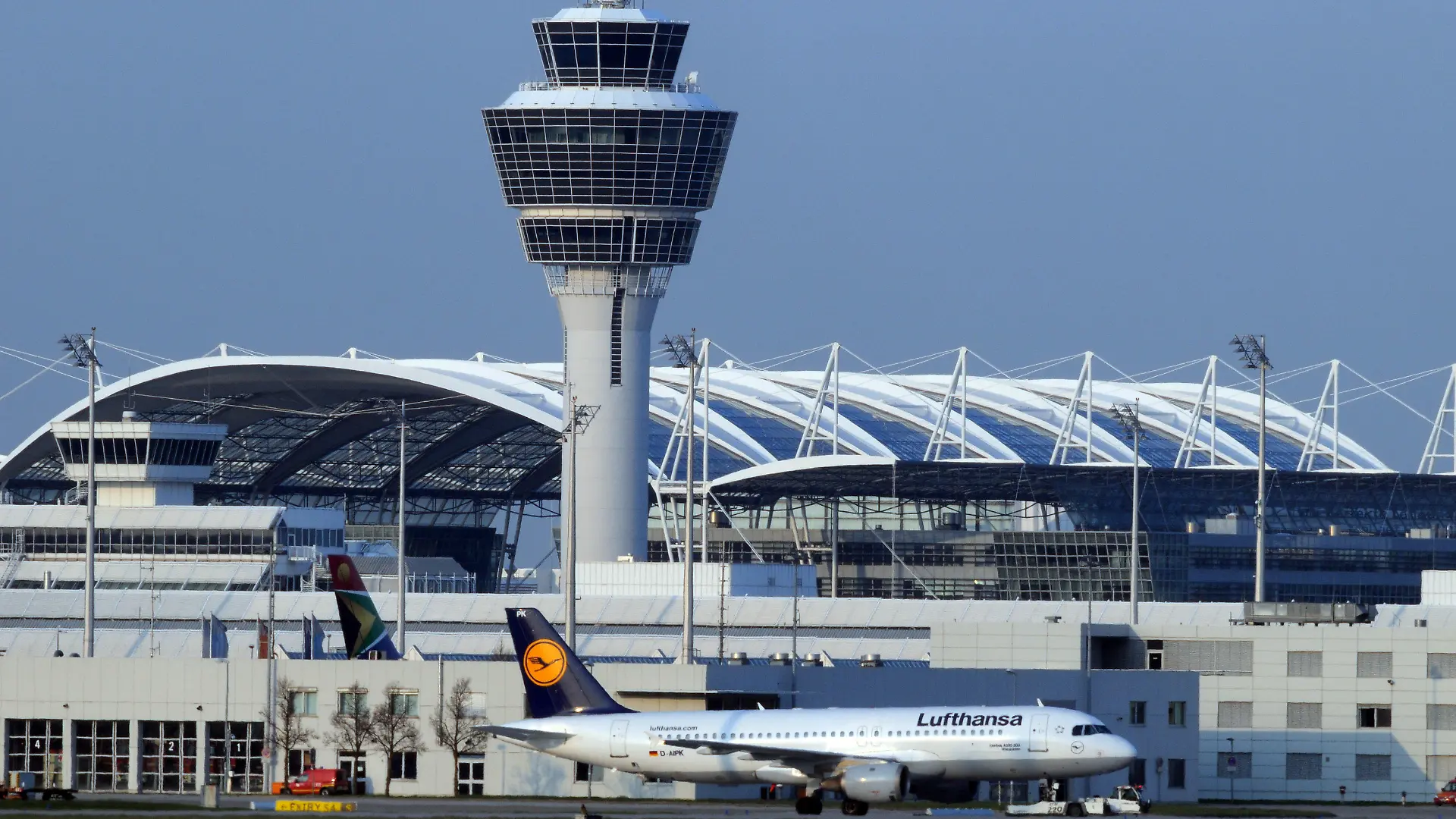 ARCHIV - Ein Flugzeug von Lufthansa steht am 19.04.2010 auf dem Münchner Flughafen (Oberbayern).Am Donnerstag (23.02.2012)findet die Bilanz PK des Flughafen Münchens statt.  Foto: Armin Weigel dpa/lby  +++(c) dpa - Bildfunk+++