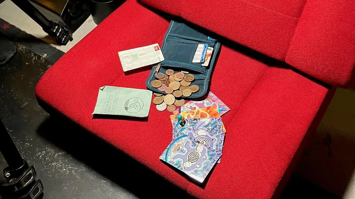 HANDOUT - 05.05.2023, Nordrhein-Westfalen, Hamm: Ein Kinderportemonnaie samt Inhalt liegt auf einem Sessel in einem Kino in Hamm. Nach 23 Jahren ist dort ein Portemonnaie wieder aufgetaucht, das ein kleiner Besucher einmal während einer Vorstellung verloren hatte. Mit einem Facebook-Post suchten die Betreiber nach dem Besitzer der Geldbörse - und fanden ihn. («Nach 23 Jahren: Portemonnaie zwischen Kinosesseln gefunden») Foto: Cineplex Hamm/dpa - ACHTUNG: Nur zur redaktionellen Verwendung im Zusammenhang mit der aktuellen Berichterstattung und nur mit vollständiger Nennung des vorstehenden Credits +++ dpa-Bildfunk +++