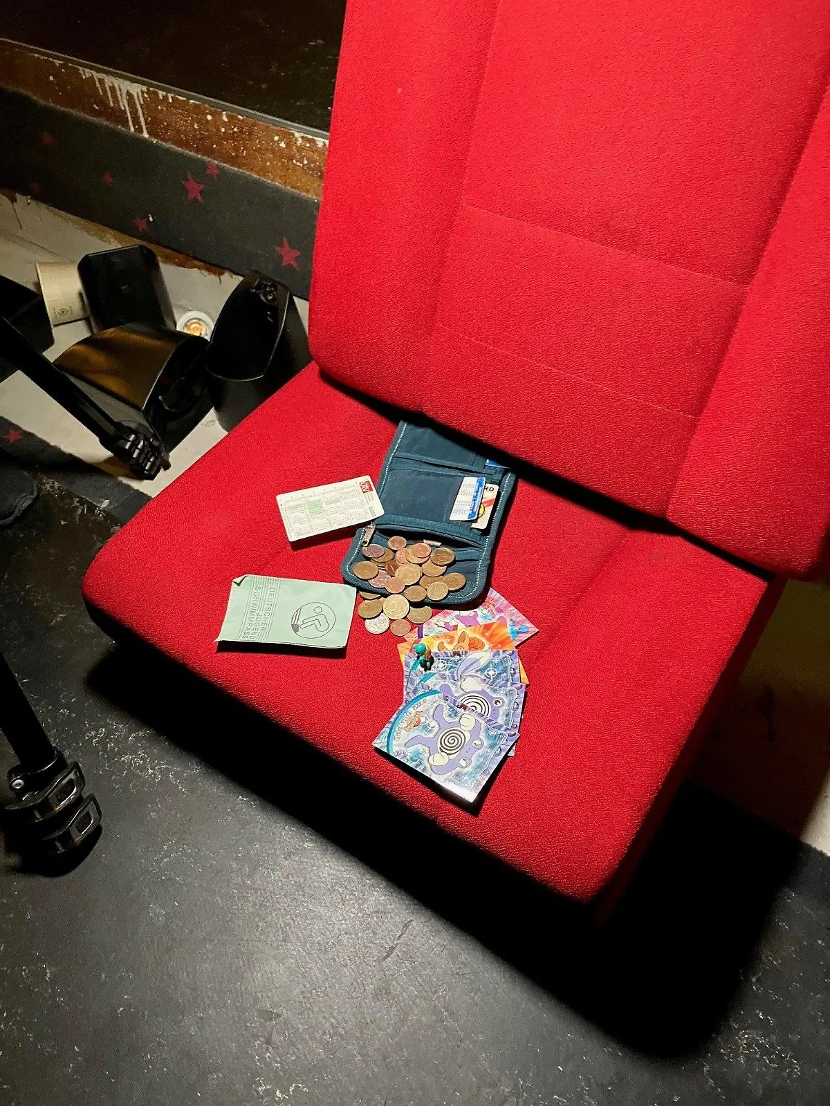 HANDOUT - 05.05.2023, Nordrhein-Westfalen, Hamm: Ein Kinderportemonnaie samt Inhalt liegt auf einem Sessel in einem Kino in Hamm. Nach 23 Jahren ist dort ein Portemonnaie wieder aufgetaucht, das ein kleiner Besucher einmal während einer Vorstellung verloren hatte. Mit einem Facebook-Post suchten die Betreiber nach dem Besitzer der Geldbörse - und fanden ihn. («Nach 23 Jahren: Portemonnaie zwischen Kinosesseln gefunden») Foto: Cineplex Hamm/dpa - ACHTUNG: Nur zur redaktionellen Verwendung im Zusammenhang mit der aktuellen Berichterstattung und nur mit vollständiger Nennung des vorstehenden Credits +++ dpa-Bildfunk +++