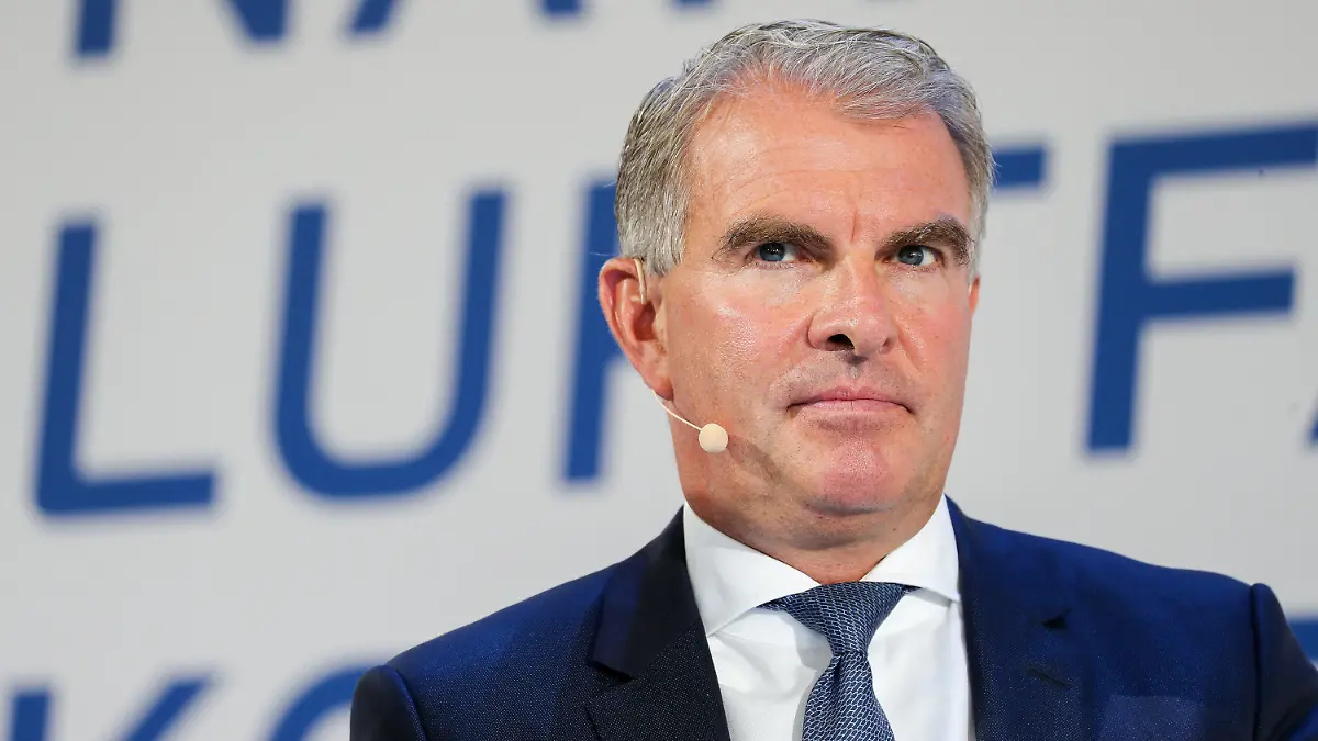 ARCHIV - 21.08.2019, Sachsen, Schkeuditz: Carsten Spohr, Vorstandsvorsitzender der Deutschen Lufthansa AG, steht auf dem Podium der ersten Nationalen Luftfahrtkonferenz auf dem Flughafen Leipzig-Halle. (zu dpa "Lufthansa-Chef: Klimaprobleme technisch lösen, keine Verbote") Foto: Jan Woitas/dpa-Zentralbild/dpa +++ dpa-Bildfunk +++